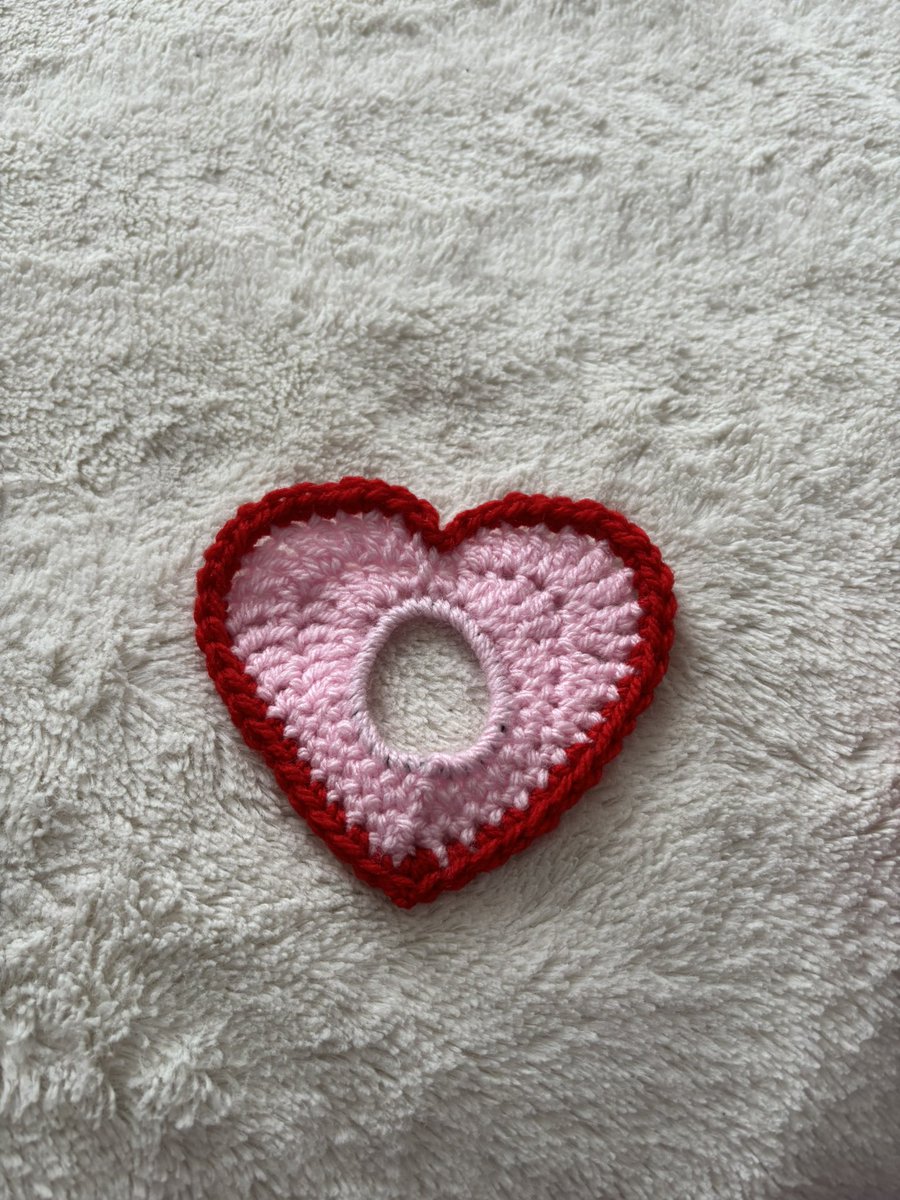 Choubidoo_'s tweet photo. Hello Twitter ✨ je fais pas ça souvent mais sur mon Vinted j’ai mis des chouchous en forme de cœur que je fais au crochet et j’ai 0 visibilité 👉🏼👈🏼 viens faire un tour si t’es intéressé.e 🥰 https://t.co/I2LIVEJ0gH https://t.co/MX8BdvQoUK