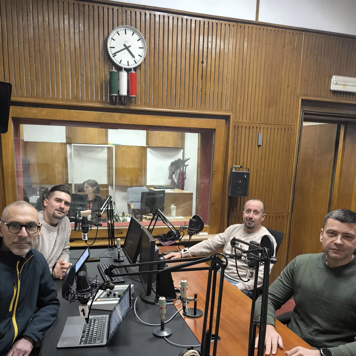 Tak, widziałem lepiej skadrowane zdjęcia - na szczęście audycja wyszła moim zdaniem znakomicie. Trudno się dziwić, jak się ma takich gości. O fenomenie SuperBowl, kulturowym, promocyjnym, owszem, sportowym także, o rytuałach związanych z tym wielkim świętem Ameryki, o najlepszych