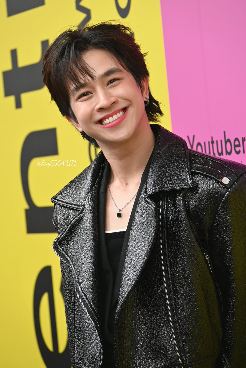 そろそろ出発です🛫
朝一から予定を変えたら、まさかの予定便が大幅遅延で、予想外な事態になり、出費がめっちゃ増えたのはかなり痛いけど、何とか帰れそうです😅
でも可愛いふるたんに会えたからよかった～🥰私が首かしげたら、一緒にかしげてくれた😆💕
#เจ้าแก้มก้อน #fluke_natouch