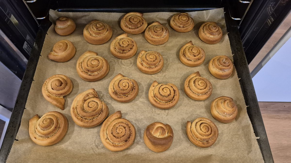 Wenn man vom Pizzateig noch einen halben Hefewürfel übrig hat*, dann macht man Zimtschnecken - so will es das Gesetz!

*und genügend Zeit