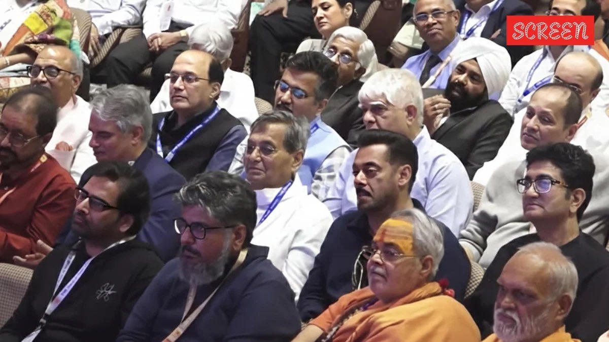 MDTayyab_Zafar's tweet photo. बॉलीवुड के कई बड़े नाम आज RSS के शताब्दी समारोह में शामिल हुए। यह उनकी व्यक्तिगत पसंद हो सकती है, लेकिन बहुजन समाज के लिए यह सवाल उठाता है, क्या हमारी आवाज़, हमारे संघर्ष और बाबासाहेब के संविधान के मूल्यों को प्राथमिकता दी जा रही है?
RSS की विचारधारा और बहुजन-दलित-आदिवासी के सामाजिक न्याय के एजेंडा में गहरे मतभेद हैं। ऐसे में, जब सेलिब्रिटीज़ मंच साझा करते हैं, तो यह बहुजन समुदाय में असहजता और सवाल पैदा करता है, हमारा संदेश साफ है  हम फुले, शाहू और अंबेडकर के विचारों पर खड़े हैं।  
सामाजिक समानता, संवैधानिक मूल्यों और बहुजन हितों की रक्षा हमारी प्राथमिकता है।  
किसी भी मंच पर जाने से पहले, हमें यह सोचना चाहिए कि वहाँ हमारी आवाज़ दब तो नहीं रही।

वंचित बहुजन आघाडी हर उस प्रयास का समर्थन करती है जो समता, न्याय और संविधान की रक्षा करे हमारा रास्ता स्पष्ट है  मनुवाद नहीं, बहुजनवाद!
जय भीम! जय संविधान! जय भारत!
#VBAForJustice #BahujanSamaj #ConstitutionalValues #VBAforindia
