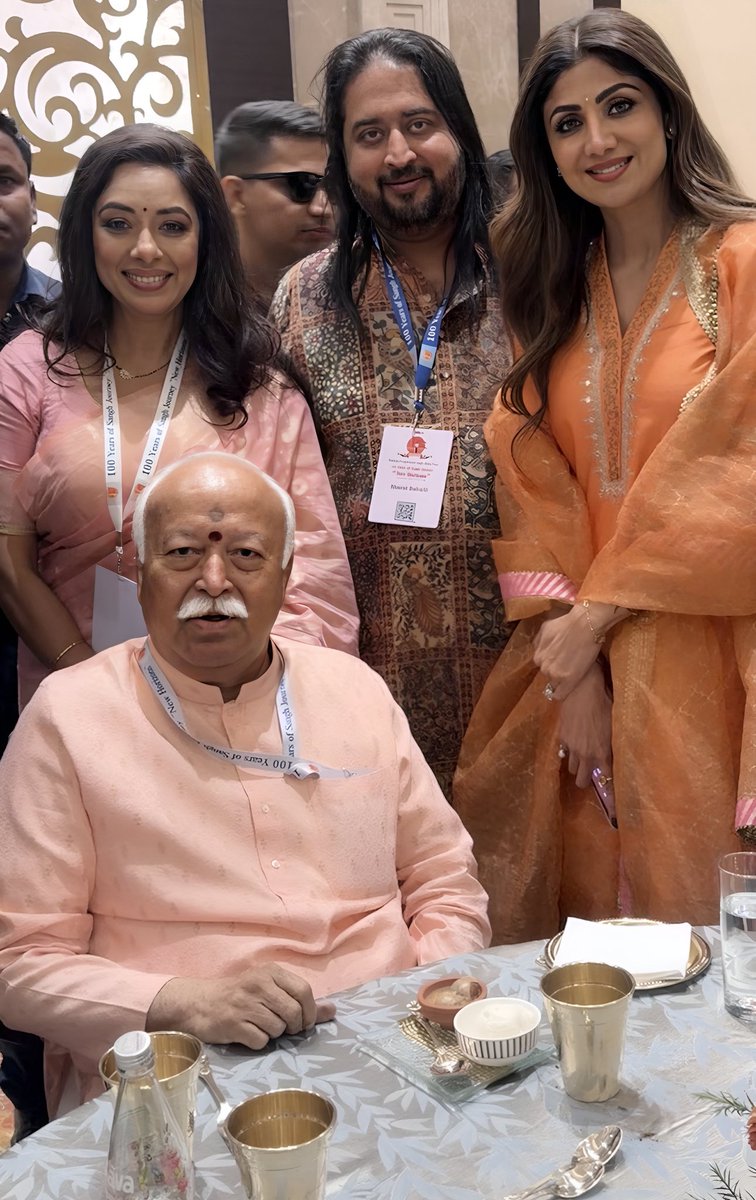MDTayyab_Zafar's tweet photo. बॉलीवुड के कई बड़े नाम आज RSS के शताब्दी समारोह में शामिल हुए। यह उनकी व्यक्तिगत पसंद हो सकती है, लेकिन बहुजन समाज के लिए यह सवाल उठाता है, क्या हमारी आवाज़, हमारे संघर्ष और बाबासाहेब के संविधान के मूल्यों को प्राथमिकता दी जा रही है?
RSS की विचारधारा और बहुजन-दलित-आदिवासी के सामाजिक न्याय के एजेंडा में गहरे मतभेद हैं। ऐसे में, जब सेलिब्रिटीज़ मंच साझा करते हैं, तो यह बहुजन समुदाय में असहजता और सवाल पैदा करता है, हमारा संदेश साफ है  हम फुले, शाहू और अंबेडकर के विचारों पर खड़े हैं।  
सामाजिक समानता, संवैधानिक मूल्यों और बहुजन हितों की रक्षा हमारी प्राथमिकता है।  
किसी भी मंच पर जाने से पहले, हमें यह सोचना चाहिए कि वहाँ हमारी आवाज़ दब तो नहीं रही।

वंचित बहुजन आघाडी हर उस प्रयास का समर्थन करती है जो समता, न्याय और संविधान की रक्षा करे हमारा रास्ता स्पष्ट है  मनुवाद नहीं, बहुजनवाद!
जय भीम! जय संविधान! जय भारत!
#VBAForJustice #BahujanSamaj #ConstitutionalValues #VBAforindia