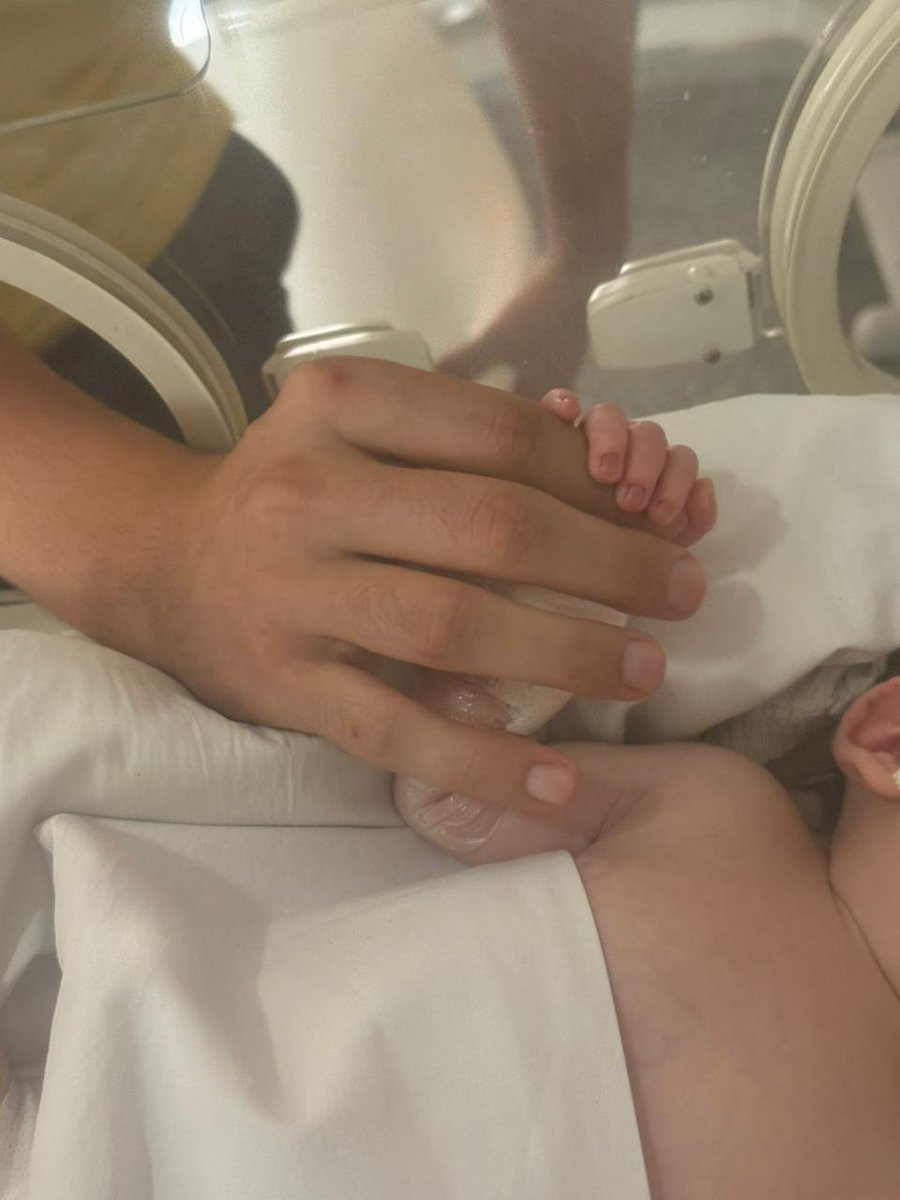 Hoy, después de 11 días en Neo, me dieron la mejor noticia que le pueden dar a un padre: Constantino salió del respirador y está empezando a mejorar. Fueron semanas en las que el gordo se aferró a la vida con una fuerza inmensa, semanas en las que no paramos de llorar y rezar