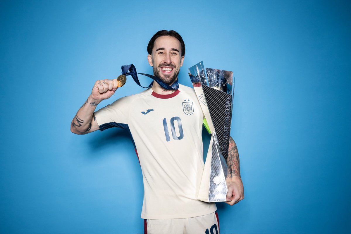 rivillos_10's tweet photo. 𝑫𝒆𝒄í𝒂𝒏 𝒒𝒖𝒆 𝒏𝒐.
𝑫𝒆𝒄í𝒂𝒏 𝒒𝒖𝒆 𝒏𝒐 𝒍𝒍𝒆𝒈𝒂𝒃𝒂.
𝑫𝒆𝒄í𝒂𝒏 𝒎𝒖𝒄𝒉𝒂𝒔 𝒄𝒐𝒔𝒂𝒔…
𝑬𝒖𝒓𝒐𝒑𝒂 𝒅𝒊𝒄𝒆 𝒄𝒂𝒎𝒑𝒆ó𝒏.
𝑺𝒊𝒍𝒆𝒏𝒄𝒊𝒐 𝒂𝒃𝒔𝒐𝒍𝒖𝒕𝒐. 🏆

𝑬𝒔𝒑𝒂ñ𝒂, 𝒉𝒂 𝒗𝒖𝒆𝒍𝒕𝒐! ❤️💛❤️ https://t.co/AXU3rfNzT6