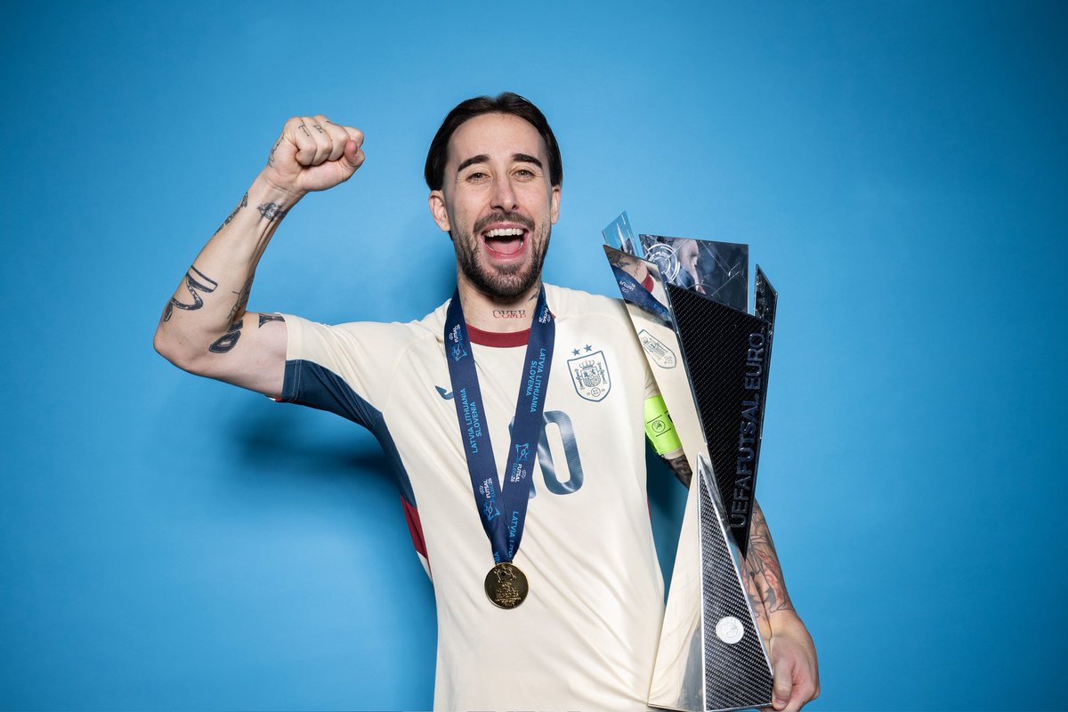 𝑫𝒆𝒄í𝒂𝒏 𝒒𝒖𝒆 𝒏𝒐.
𝑫𝒆𝒄í𝒂𝒏 𝒒𝒖𝒆 𝒏𝒐 𝒍𝒍𝒆𝒈𝒂𝒃𝒂.
𝑫𝒆𝒄í𝒂𝒏 𝒎𝒖𝒄𝒉𝒂𝒔 𝒄𝒐𝒔𝒂𝒔…
𝑬𝒖𝒓𝒐𝒑𝒂 𝒅𝒊𝒄𝒆 𝒄𝒂𝒎𝒑𝒆ó𝒏.
𝑺𝒊𝒍𝒆𝒏𝒄𝒊𝒐 𝒂𝒃𝒔𝒐𝒍𝒖𝒕𝒐. 🏆

𝑬𝒔𝒑𝒂ñ𝒂, 𝒉𝒂 𝒗𝒖𝒆𝒍𝒕𝒐! ❤️💛❤️