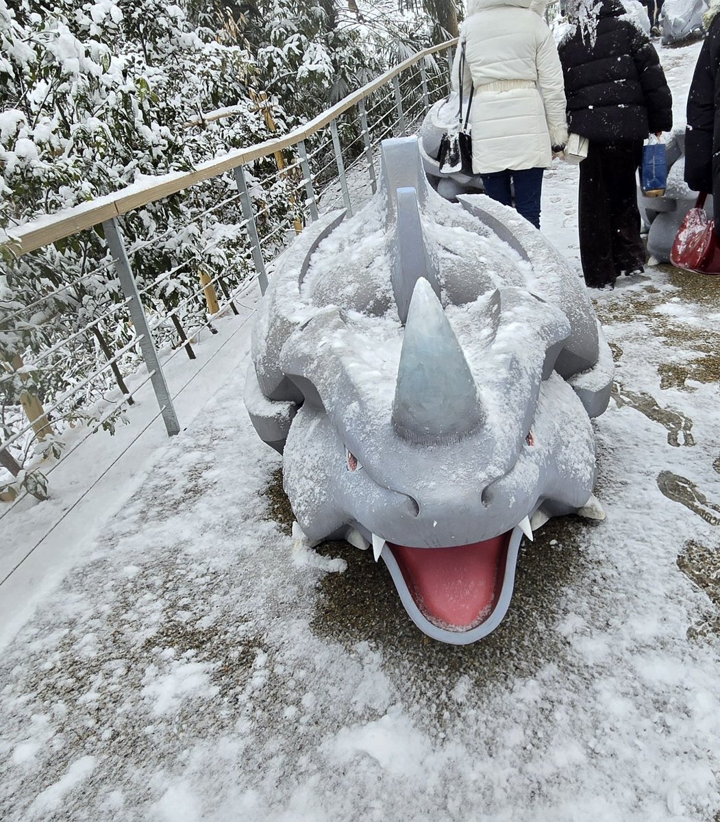 Sakura_ovoovo's tweet photo. 白銀のポケパークカントー
たぶんレアだよね

雪でもみんな元気だったよ
そして突然のふぶきとポケモンの鳴き声
サイホーン？君かな、いまのふぶき使った子は😂 https://t.co/e75fRitjPR