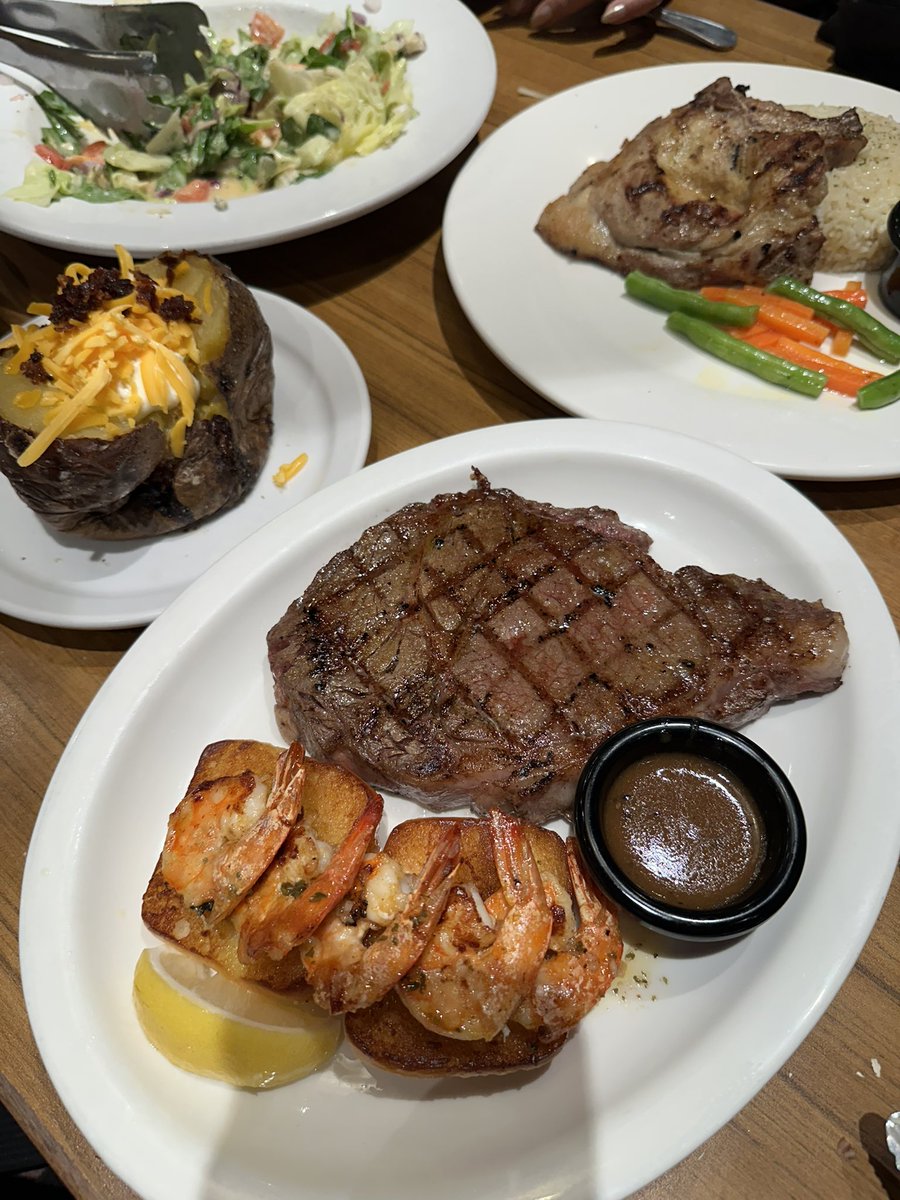 MiniKhooper's tweet photo. Sunday Famday! #TexasRoadHouse https://t.co/BHBykE3ofl