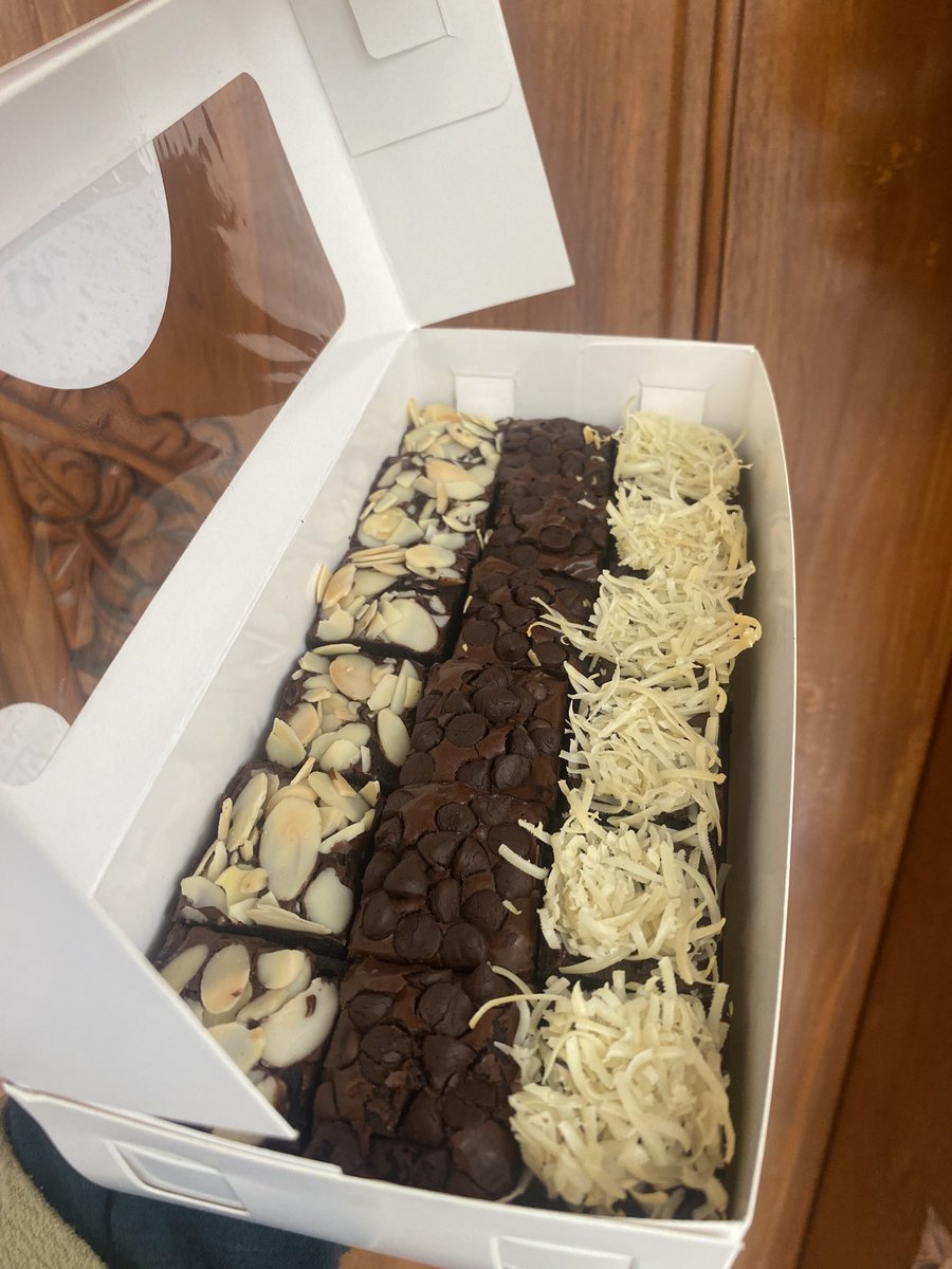 malamkuu's tweet photo. @bopo_jodhipati Kue jualanku kakkk 🙏🏻
Ada brownies, soft cookies, savory croissants, PO kue kering full butter juga bisa 😊
📍Cijantung, Pasar Rebo-Jakarta Timur 
WA https://t.co/bmou2ZgTI5 https://t.co/2naTFQe5s2