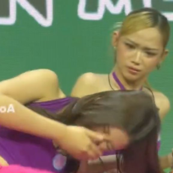 titabloom8's tweet image. gwen: over sa laugh, sis?