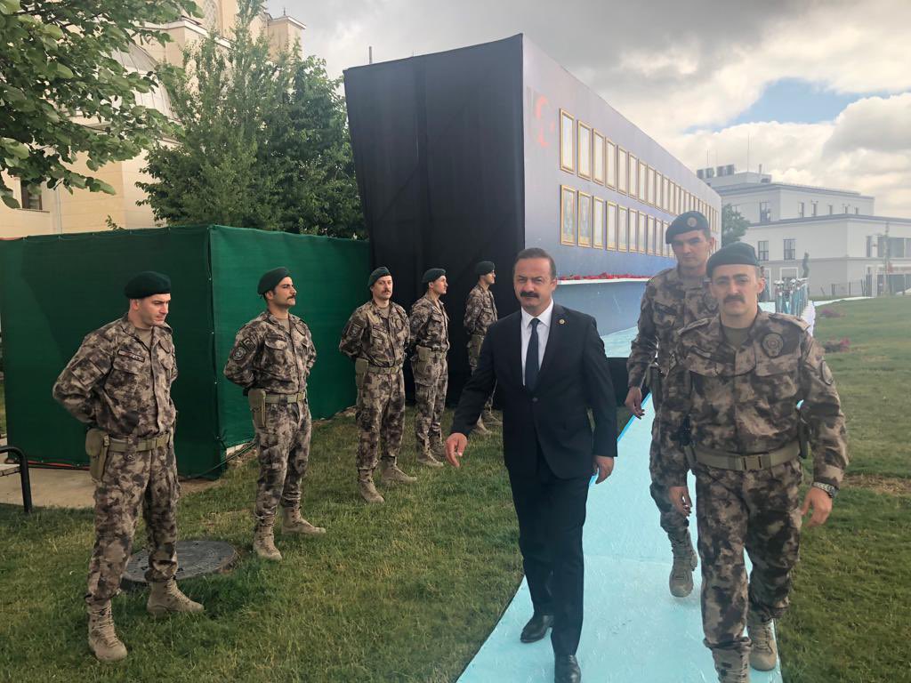 🔴 Anahtar Parti Genel Başkanı Yavuz Ağıralioğlu, Ankara’da araç muayene istasyonunda uğradığı saldırı sonucu hayatını kaybeden Melih Okan Keskin için taziye dileklerini iletti:

“Ankara’da araç muayenesi için bulunduğu sırada uğradığı saldırı sonucu hayatını kaybeden polis