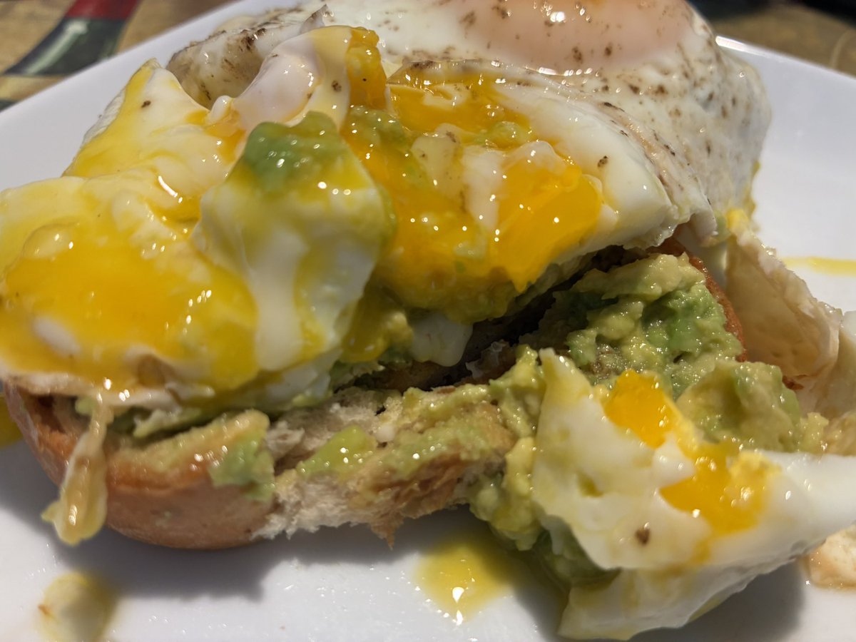 G12Rocco's tweet image. Super Sunday Breakfast 🍳 🥑 Sunny Side up fried eggs over mashed avocado😋❤️ #SundayBrunch