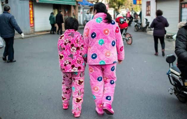 vkyoficialmx's tweet image. lAHORA RESULTA QUE LA PIJAMA YA ES OUTFIT 🤷‍♀️🤦‍♀️
¿En qué momento se normalizó andar en pijama en la calle y en plena tarde? 😐
No para sacar la basura… para ir a la tienda, al súper, al café, al mandado.
¿Es comodidad o ya nos rendimos como sociedad?
¿Libertad personal o simple…