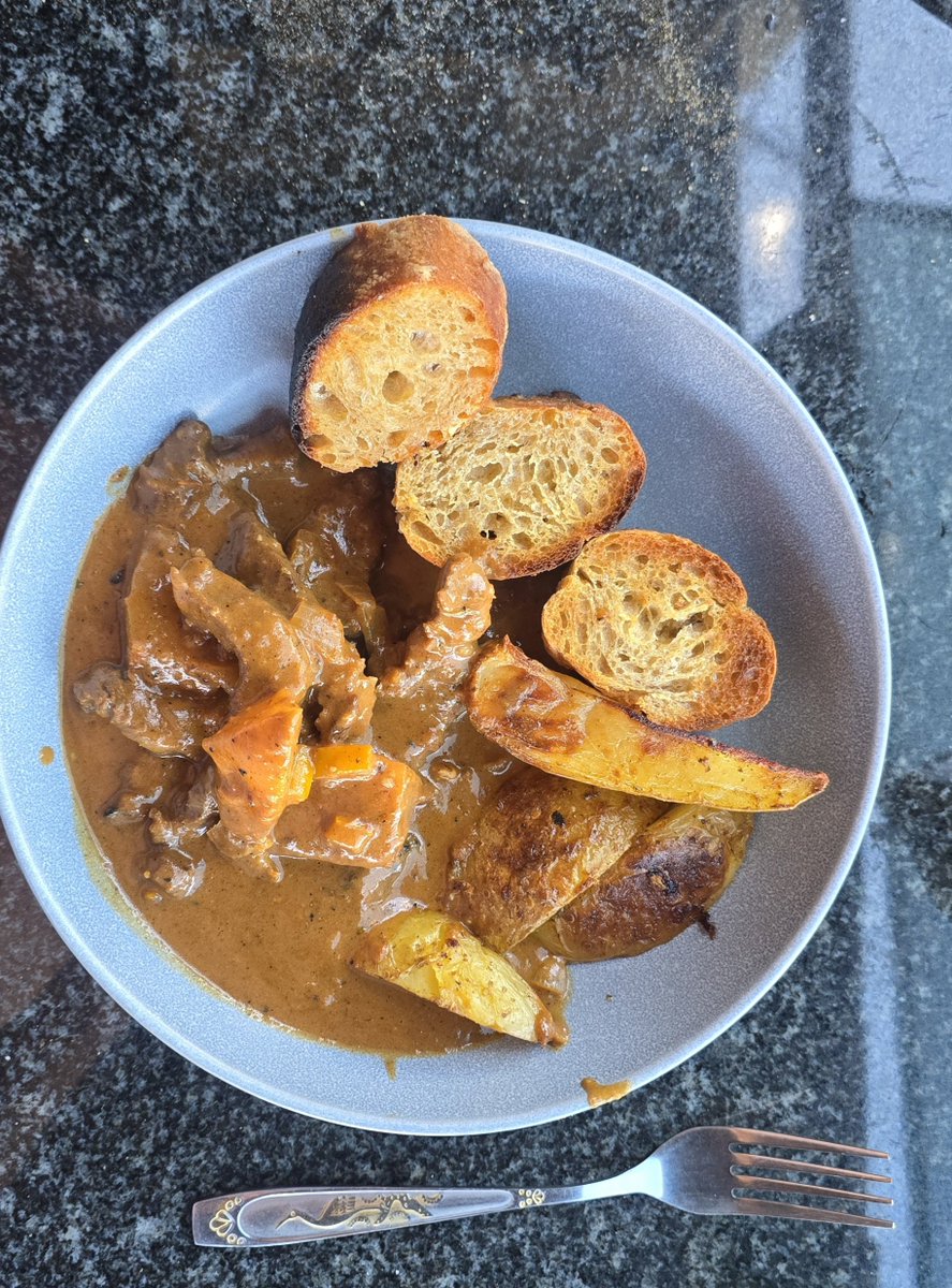 Today it was roasted potatoes, spicy beef strips and a broodjie.