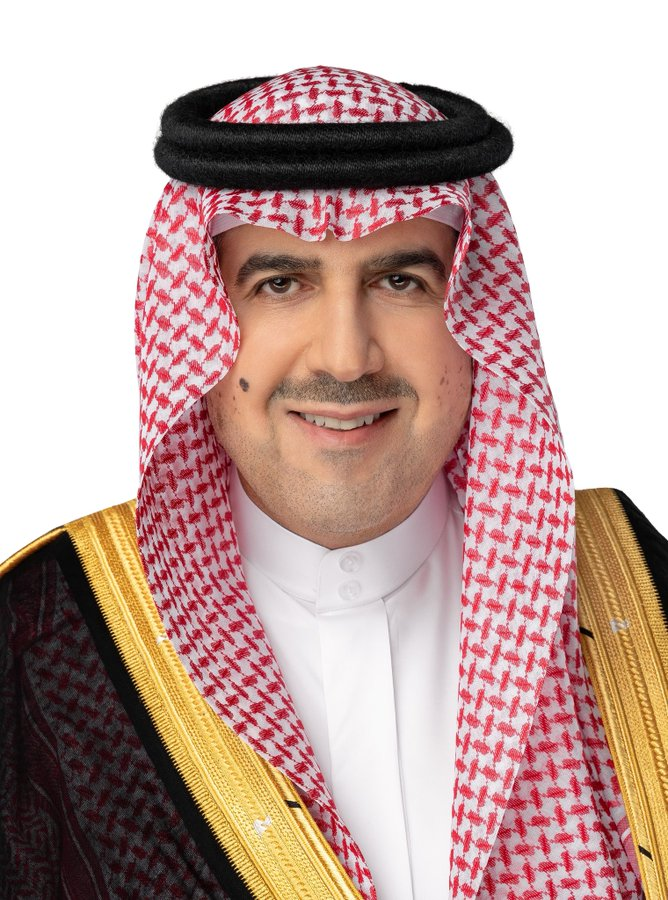 yy2576240's tweet photo. أبارك معالي الدكتور 
#حسام_بن_عبدالمحسن_العنقري، رئيس #الديوان_العام_للمحاسبة، 
@SaudiGCA #INTOSAI  #ARABOSAI 
@SaudiGCA_EN   @saia_ksa   
فوزه برئاسة مجلس إدارة #المعهد_الدولي_للمراجعين_الداخليين، 
و إدارة المعهد 2027 - 2028م كأول آسيوي وعربي يتولى هذا المنصب منذ تأسيس المعهد 1941م،
 إنجاز وطني نفخر به، وأسأل الله له التوفيق والسداد،.
أخوكم المحامي/ يوسف بن عبدالعزيز الطريفي،
حائل، .
حسام بن عبدالمحسن العنقري، رئيس الديوان العام للمحاسبة (بمرتبة وزير) في المملكة العربية السعودية منذ رجب 1437 هـ (مايو 2016م)، ويتولى الإشراف على تنظيم الديوان وإدارة أعماله المتعلقة بالرقابة اللاحقة على جميع إيرادات الدولة ومصروفاتها، وكذلك مراقبة كافة أموال الدولة المنقولة والثابتة، ومراقبة حسن استعمال هذه الأموال واستغلالها والمحافظة عليها، كما يشرف على إعداد التقرير السنوي للديوان عن نتائج المراجعة المالية ومراجعة الالتزام والرقابة على الأداء، ويحظى بشرف تقديمه سنوياً لمقام خادم الحرمين الشريفين الملك سلمان بن عبدالعزيز آل سعود. كما يرأس مجلس إدارة الهيئة السعودية للمراجعين الداخليين منذ ربيع الأول 1442 هـ (نوفمبر 2020م).

مسيرته المهنية
شغل الدكتور حسام العنقري العديد من المناصب، فقد بدأ مسيرته الوظيفية معيداً في كلية الاقتصاد والإدارة في جامعة الملك عبدالعزيز بجدة عام 1412هـ (1991م)، ثم رُقِّي إلى أستاذ مساعد في عام 1420هـ (2000م) بالتزامن مع حصوله على شهادة الدكتوراه في المحاسبة والإدارة المالية من جامعة إسكس بالمملكة المتحدة، ثم إلى أستاذ مشارك في عام 1425هـ (2004م)، وصولاً إلى درجة الأستاذية (بروفيسور) في عام 1429هـ (2008م).

بالإضافة إلى ذلك، تولى مناصب قيادية في جامعة الملك عبدالعزيز، منها: وكيل الدراسات العليا والبحث العلمي في كلية الاقتصاد والإدارة لمدة أربعة أعوام ابتداءً من عام 1426هـ (2005م)، ثم عميداً للكلية ذاتها لأربعة أعوام ابتداءً من عام 1430هـ (2009م)، كما كُلِّف - خلال الفترة نفسها - عميداً لكلية الحقوق بالجامعة.

قاد الدكتور حسام العنقري كلية الاقتصاد والإدارة لتحقيق نقلات نوعية خلال عمادته لها، وبالأخص في تحقيق متطلبات الاعتماد الأكاديمي المؤسسي الدولي، وما واكب ذلك من تطور نوعي في البرامج الأكاديمية وحراك البحث العلمي، فضلاً عن إنشاء أول مكتبة رقمية في المملكة العربية السعودية، وتنظيم أول مؤتمر اقتصادي للكلية، وتدشين برنامجي «اللقاء العلمي الشهري»، و«طاولة الحوار الأكاديمي»، وتحويل قسم الأنظمة بكلية الاقتصاد والإدارة إلى كلية مستقلة باسم «كلية الحقوق»، وتحويل مركز الاقتصاد الإسلامي بالجامعة إلى معهد مستقل باسم «معهد الاقتصاد الإسلامي»، وإطلاق عدد من الكراسي العلمية.

وخلال تلك الفترة، شارك الدكتور العنقري في رئاسة وعضوية عدد من المجالس واللجان الأكاديمية والإدارية والمهنية داخل جامعة الملك عبدالعزيز ولدى العديد من الشركات التجارية والجهات الحكومية والهيئات المهنية المحلية والإقليمية.

وبعد مسيرته في الجامعة، عُين عضواً في مجلس الشورى في عام 1434هـ (2013م) لأربعة أعوام، وانتُخب نائباً لرئيس اللجنة المالية بالمجلس في السنتين الأولى والثانية، ثم رئيساً لها في السنتين الثالثة والرابعة. خلال هذه الفترة، قدّم خمسة مقترحات لأنظمة جديدة وتعديلات لأنظمة نافذة وفق المادة (الثالثة والعشرين) من نظام مجلس الشورى، حصلت جميعها على موافقة المجلس بملاءمة دراستها.

إنجازاته
إنجازاته في الديوان العام للمحاسبة
في عام 1437هـ (2016م) صدر الأمر الملكي بتعيين الدكتور حسام العنقري رئيساً للديوان العام للمحاسبة بمرتبة وزير، ومنذ ذلك الحين عمل على دفع عجلة التطوير في كافة جوانب ومظاهر العمل في الديوان ليكون أكثر كفاءة وفاعلية. ومن أبرز إنجازاته في الديوان ما يلي:

إعادة هيكلة الديوان
عمل الدكتور العنقري وبشكلٍ فعّال على إعادة هيكلة الديوان العام للمحاسبة بما يخدم مهامه واختصاصاته الرقابية والفنية، وعلى إثر ذلك صدرت أوامر ملكية تقضي بتعديل اسم الديوان من «ديوان المراقبة العامة» إلى «الديوان العام للمحاسبة»، وتعديل عدد من مواد نظامه والتي بموجبها رُبط بالملك ومُنح الشخصية الاعتبارية والاستقلال المالي والإداري، وكذلك اعتماد الهيكل التنظيمي للديوان العام للمحاسبة واللوائح المالية والإدارية الخاصة بنظام الديوان المُعدّل. وبالتزامن مع هذا التحوّل فقد دشّن الدكتور العنقري في عام 1445هـ (2023م) هوية احتفال الديوان بمناسبة مرور مئة عام على إنشائه تحت شعار «مئة عام في حفظ المال العام»، معلناً عن بداية القرن الثاني من مسيرة الديوان الحافلة بالعطاء والإنجاز.

إطلاق منهجية المراجعة وفقاً لأساس الاستحقاق المحاسبي
قاد الدكتور العنقري عملية التحول في عمليات المراجعة من الأساس النقدي إلى أساس الاستحقاق المحاسبي من جانب تنفيذ عملية مراجعة الحسابات الختامية المعدة وفقاً للأساس النقدي إلى مراجعة القوائم المالية المُعدة وفقاً لأساس الاستحقاق المحاسبي، واعتمد منهجيتها المتكاملة والمتوافقة مع المعايير الدولية للأجهزة العليا للرقابة المالية العامة والمحاسبة (بالإنجليزية: International Standards of Supreme Audit Institutions, ISSAIs) الصادرة عن المنظمة الدولية للأجهزة العليا للرقابة المالية العامة والمحاسبة (الإنتوساي) (بالإنجليزية: INTOSAI)، وفي إطار نظام إلكتروني يُتيح التنفيذ من خلال منظومة المراجعة الإلكترونية «شامل» بجميع مراحل عملية المراجعة من تخطيط وتنفيذ وإعداد تقارير ومتابعة، وقد طُبِّقت فعليّاً هذه المنهجية المطوّرة على القوائم المالية للجهات الحكومية والقوائم المالية الموحدة للدولة  ابتداءً من عام 1444هـ (2023م)؛ ما أسهم في تعزيز فعاليّة الرقابة المالية اللاحقة بما يتماشى مع النهضة الاقتصادية التي تشهدها المملكة وفق رؤيتها 2030.

تبني رحلة التحول الرقمي
تبنى الدكتور العنقري رحلة التحوّل الرقمي في الديوان العام للمحاسبة من خلال إطلاق المنصات الإلكترونية وتفعيل أدوات وتطبيقات الذكاء الاصطناعي والتحليل المالي المتقدم، حيث أطلق عدداً من المنصات والأنظمة الإلكترونية، منها: منظومة الرقابة الإلكترونية «شامل» في (إصدارها الأول) في عام 1437هـ (2016م)، والتي تربط الديوان آليّاً مع الجهات المشمولة برقابته ومن خلالها تُنفّذ وتُفعّل إجراءات المراجعة. تبع ذلك (الإصدار الثاني) من منصة شامل (بالإنجليزية: Shamel 2.0) في عام 1445هـ (2024م)، والذي يواكب المرحلة الجديدة من رحلة التحول الرقمي، وقد صُمِّم هذا الإصدار وفق أحدث التقنيات والحلول الرقمية التي تتيح توظيف تقنيات الذكاء الاصطناعي والوصول إلى بحيرة بيانات مركزية تُمكّن من إجراء التحليلات المتقدمة ودعم أعمال المراجعة المالية والالتزام والرقابة على الأداء بما يتوافق مع المعايير الدولية وأفضل الممارسات المهنية.
وقبل ذلك أطلق في عام 1440هـ (2019م) منصة «وثيقة»، التي تُعد قاعدة بيانات قانونية مركزية تحتوي على الأحكام والأدوات النظامية والقانونية، وتعد مكتبة إلكترونية للوثائق الحكومية، وهو ما أتاح لمنسوبي الديوان ومنسوبي الجهات المشمولة برقابته الاستفادة من محتواها في أعمالهم.
الاستثمار في رأس المال البشري
مع اعتماد الهيكل التنظيمي للديوان العام للمحاسبة ولائحتيه الإدارية والمالية، تمكّن الدكتور حسام العنقري من استقطاب الكفاءات المهنية المُميّزة في مجالات عمل الديوان العام للمحاسبة وتعزيز ما يزخر به من طاقات وخبرات بشرية، وعمل على إيجاد الأدوات والمُمكّنات اللازمة لبناء القدرات داخل الديوان، وذلك من خلال استحداث وتدشين منظومة التحفيز والتميّز البشري «همة» (بالإنجليزية: Human Excellence and Motivation Hub, HEMH) التي تُعنى بتطوير أداء موظفي الديوان وفق مكونات رئيسة طموحة مبنية على أسس فنية تستهدف الاستثمار الأمثل في رأس المال البشري، ومن ضمن مكوناتها منصة «صقل» (بالإنجليزية: Smart Course Library, SCL) والتي تُعد مكتبة للمواد التدريبية الذكية وتضم برامج ودورات تدريبية متخصصة في مجالات عمل الديوان؛ بما يُعزز من المعرفة التخصصية وحصول منسوبي الديوان على التعليم المهني المستمر.
وسبق ذلك، قيامه في عام  1439هـ (2018م) بتدشين المركز السعودي للمراجعة المالية والرقابة على الأداء بالديوان ليكون مركزاً تدريبياً متخصصاً في تنفيذ البرامج التدريبية في مجالات المحاسبة والمراجعة المالية والرقابة الداخلية والرقابة على الأداء لمنسوبي الديوان ومنسوبي الجهات المشمولة برقابته ومنسوبي الأجهزة النظيرة بالدول الأعضاء في المنظمات الإقليمية والدولية للأجهزة العليا للرقابة المالية العامة والمحاسبة، إضافةً إلى الفئات المستهدفة في مجالات المحاسبة والمراجعة والمجالات الأخرى ذات العلاقة من القطاعين العام والخاص والأفراد.
إسهاماته الإقليمية والدولية
نجحت مساعي الدكتور العنقري في اعتماد استحداث مقعد جديد في المجلس التنفيذي للمنظمة الدولية للأجهزة العليا للرقابة المالية العامة والمحاسبة الإنتوساي مخصص لرئيس لجنة السياسات والشؤون المالية والإدارية بالمنظمة، وكذلك تولي رئيس هذه اللجنة لمنصب النائب الثاني لرئاسة المنظمة؛ وفي ضوئه اعتُمد تعيين الديوان العام للمحاسبة بالمملكة العربية السعودية رئيساً للجنة السياسات والشؤون المالية والإدارية بمنظمة الإنتوساي ونائباً ثانياً لرئاستها، وكذلك رئيساً لجانب الإنتوساي في اللجنة التوجيهية لتعاون الإنتوساي والمانحين الذين يمثلهم البنك الدولي، وذلك في اجتماع الجمعية العمومية (الثالث والعشرين) للمنظمة الذي عُقد في موسكو بجمهورية روسيا الاتحادية في عام 1441هـ (2019م). كما نجح - كأول ممثل لجهاز عربي في الانضمام لمجلس إدارة مبادرة الإنتوساي للتنمية منذ جمادى الآخرة 1444هـ (يناير 2023م).
بالإضافة إلى ذلك تمكّن الدكتور العنقري من إحداث نقلة نوعية في مستوى تمثيل الديوان للمملكة في المنظمات الإقليمية والدولية للأجهزة العليا للرقابة المالية العامة والمحاسبة، حيث أثمرت جهوده عن فوز المملكة العربية السعودية - ممثلةً بالديوان العام للمحاسبة - برئاسة عدد من المنظمات وهي:
المنظمة العربية للأجهزة العليا للرقابة المالية العامة والمحاسبة (الأرابوساي) للفترة 1444-1447هـ (2022-2025م)، وللفترة 1447-1450هـ (2025-2028م).
المنظمة الآسيوية للأجهزة العليا للرقابة المالية العامة والمحاسبة (الآسوساي) للفترة 1449 -1452هـ (2027-2030م).
المنظمة الدولية للأجهزة العليا للرقابة المالية العامة والمحاسبة (الإنتوساي) للفترة 1453-1456هـ (2031-2034م).
ومن خلال رئاسته لمجلس إدارة الهيئة السعودية للمراجعين الداخليين نجح دولياً في الانضمام لمجلس إدارة المعهد الدولي للمراجعين الداخليين كأول عربي يشارك في عضوية المجلس ابتداءً من ذي الحجة 1443هـ (يوليو 2022م)، وإقليميّاً في تأسيس الاتحاد العربي لجمعيات المراجعين الداخليين ليكون برئاسة المملكة ومقره فيها، ويأتي ذلك في إطار جهوده نحو تعزيز التعاون الدولي والإقليمي في مجال المراجعة الداخلية من خلال تبادل المعارف والخبرات، والإسهام في تطوير المعايير والممارسات المهنية في المجالات ذوات الصلة.
وقد أسهمت جهود الدكتور العنقري خلال مشاركاته في المنظمات الدولية والإقليمية للأجهزة العُليا للرقابة المالية العامة والمحاسبة في تأصيل ودعم استقلالية الأجهزة العليا للرقابة المالية العامة والمحاسبة، وتعزيز دور هذه الأجهزة في الرقابة على تنفيذ أهداف التنمية المستدامة لتكون ضمن الجهود المبذولة اتساقاً بما يتضمنه برنامج الأمم المتحدة الإنمائي، وكذلك تقديم الدعم المؤسسي وتوفير سبل التطوير وبناء القدرات للأجهزة العليا للرقابة المالية العامة والمحاسبة بالدول النامية.
ويُضاف إلى ذلك جهوده في تعزيز العلاقات الثنائية بين الديوان العام للمحاسبة والأجهزة النظيرة في عددٍ من الدول والتي أثمر عنها إبرام العديد من مذكرات التفاهم للتعاون في مجال العمل المحاسبي والرقابي والمهني بهدف تبادل التجارب والخبرات العملية، كان أولها في عام 1438هـ (2016م).
مناصبه
المناصب المحلية والإقليمية
رئيس الديوان العام للمحاسبة.
رئيس مجلس إدارة الهيئة السعودية للمراجعين الداخليين.
رئيس الاتحاد العربي لجمعيات المراجعين الداخليين.
رئيس المنظمة العربية للأجهزة العليا للرقابة المالية العامة والمحاسبة (الأرابوساي).
عضو المجلس التنفيذي للمنظمة الآسيوية للأجهزة العليا للرقابة المالية العامة والمحاسبة (الآسوساي)، وسيتولى رئاسة المجلس للفترة 1448 -1451هـ  (2027-2030م).
عضو لجنة رؤساء دواوين المراقبة والمحاسبة بدول مجلس التعاون لدول الخليج العربية.
المناصب الدولية
النائب الثاني لرئاسة المنظمة الدولية للأجهزة العليا للرقابة المالية العامة والمحاسبة (الإنتوساي).
رئيس لجنة السياسات والشؤون المالية والإدارية بمنظمة الإنتوساي (بالإنجليزية: Policy, Finance and Administration Committee, PFAC).
رئيس جانب الإنتوساي في اللجنة التوجيهية للتعاون مع مجتمع المانحين (بالإنجليزية: INTOSAI Donor Cooperation Steering Committee, IDSC).
عضو مجلس إدارة مبادرة الإنتوساي للتنمية (بالإنجليزية: INTOSAI Development Initiative, IDI).
عضو في مجموعة مشاركة رؤساء الأجهزة العليا للرقابة المالية العامة والمحاسبة في الدول الأعضاء بمجموعة العشرين (SAI20).
عضو مجلس إدارة المعهد الدولي للمراجعين الداخليين (بالإنجليزية: The Institute of Internal Auditors, IIA).
اهتماماته
تتمحور اهتمامات الدكتور حسام العنقري في الموضوعات والقضايا الناشئة المتعلقة بمجالات عمل الأجهزة العليا للرقابة المالية العامة والمحاسبة، ويشمل ذلك تحسين كفاءة وفاعلية المراجعة من خلال تطوير منهجيات مبتكرة تعزز من أثرها وقيمتها المضافة، والاستفادة من البيانات الضخمة في دراسة وتحليل المخاطر وإجراءات المراجعة التحليلية، وتوظيف أدوات وتطبيقات الذكاء الاصطناعي في عمليات المراجعة، كما يهتم بتطوير الأدوات والنماذج التي تقيس الأثر الاقتصادي لهذه الأجهزة على الناتج المحلي الإجمالي وغيره من المقاييس والمؤشرات الاقتصادية، إضافةً لاهتمامه بتعزيز الأداء المؤسسي من خلال تطوير منهجيات الحوكمة وتطبيقاتها، وإعادة هيكلة الأعمال بما يتماشى مع أهداف التخطيط الاستراتيجي والاستدامة، وتفعيل إدارة التغيير للتكيّف مع المتغيرات المستمرة، ودعم الاستثمارات في البنية التحتية لتحسين الكفاءة التشغيلية وضمان تحقيق بيئة مؤسسية أكثر شفافية واستدامة.
إصداراته العلمية
ساهم الدكتور العنقري في إثراء المكتبة العربية بعدة إصدارات، من بينها:
كتاب «مراجعة الحسابات في المملكة العربية السعودية»؛ والذي يقدم نظرة معمقة على معايير التدقيق في المملكة وآليات تطبيقها، وقد صدر في ثلاث طبعات.
كتاب «من يحاسب المحاسب القانوني؟»؛ والذي يناقش قضايا الرقابة المالية والمساءلة، ويسلط الضوء على الدور الحيوي للمراجعين الداخليين والخارجيين في تعزيز الشفافية المالية.
إضافةً إلى ذلك، قدّم الدكتور العنقري أكثر من خمسين بحثاً علمياً باللغتين العربية والإنجليزية، وشارك في تحكيم الرسائل العلمية والبحوث والإشراف عليها، بالإضافة إلى مشاركته في العديد من المؤتمرات والندوات وورش العمل داخل وخارج المملكة.
وفي هذا الإطار، وخلال رئاسته للديوان العام للمحاسبة أطلق في عام 1441هـ (2020م) مجلة علمية محكمة باسم «مجلة الديوان العام للمحاسبة» وهي مجلة دورية تصدر عن الديوان؛ بهدف إتاحة الفرصة للباحثين لنشر نتاجهم العلمي الرصين وتقديم الدراسات والأبحاث ذات الطابع التطبيقي في مجالات المحاسبة والمراجعة والرقابة على الأداء والحوكمة، على المستويات المحلية والإقليمية والدولية.