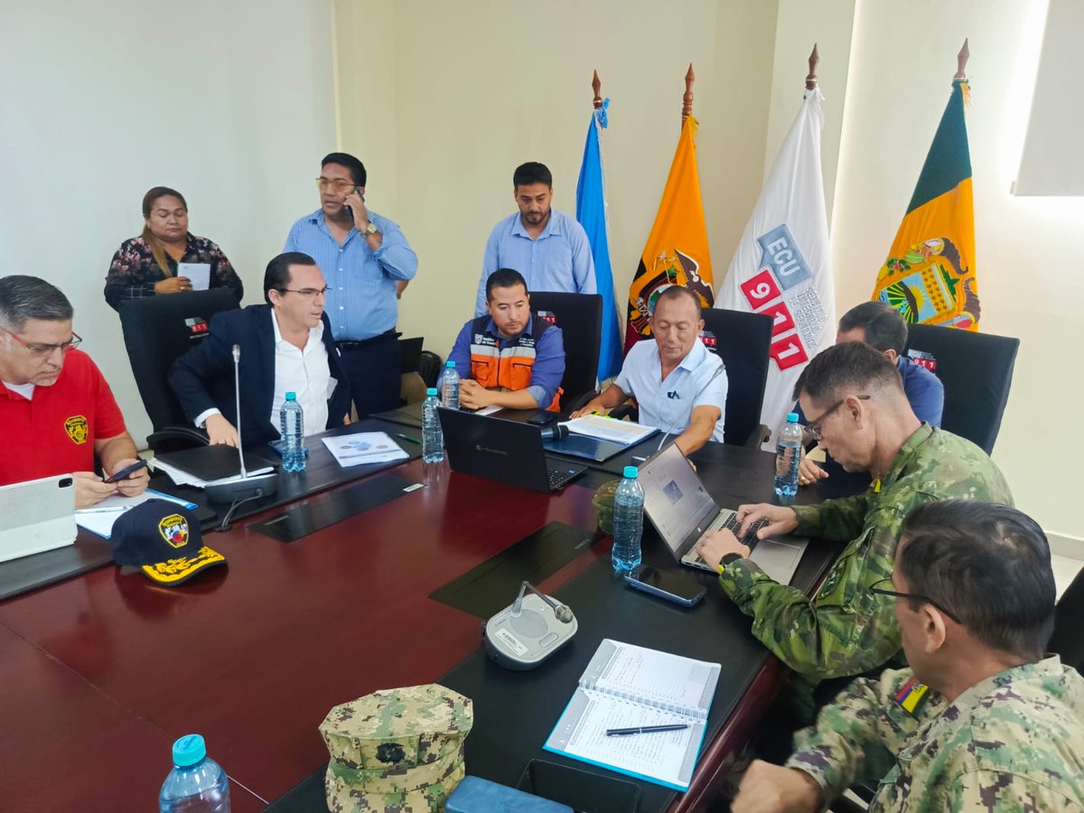 Riesgos_Ec's tweet photo. 📍 #ElOro 
 #Machala
Participamos en reunión de COE Provincial de El Oro, con el objetivo de coordinar y evaluar acciones de respuesta frente a la época lluviosa.

La jornada contó con la presencia del subsecretario Julio Celorio, quien lideró la articulación interinstitucional para fortalecer la preparación, prevención y atención oportuna de emergencias. 🌧️🤝