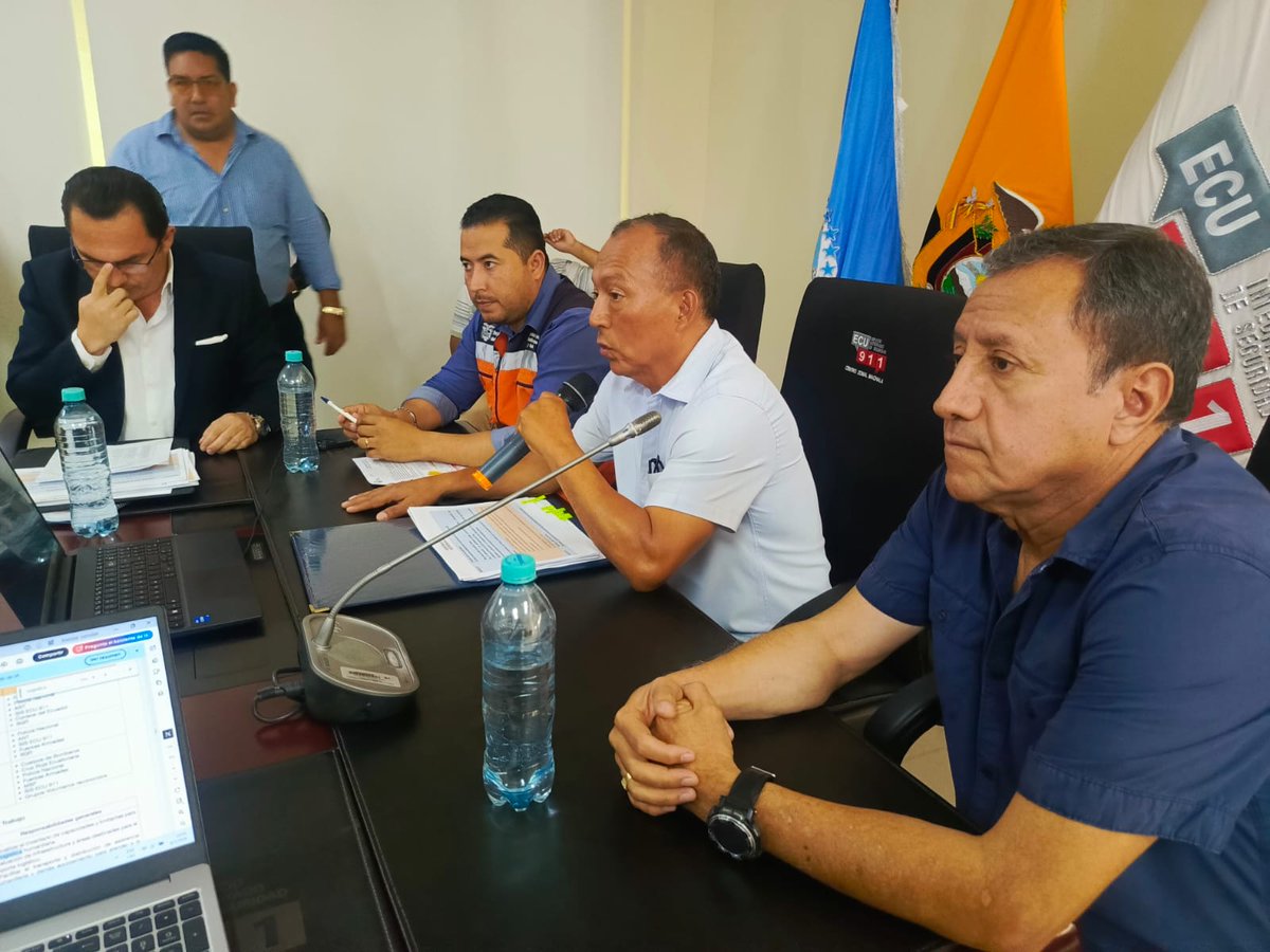 Riesgos_Ec's tweet photo. 📍 #ElOro 
 #Machala
Participamos en reunión de COE Provincial de El Oro, con el objetivo de coordinar y evaluar acciones de respuesta frente a la época lluviosa.

La jornada contó con la presencia del subsecretario Julio Celorio, quien lideró la articulación interinstitucional para fortalecer la preparación, prevención y atención oportuna de emergencias. 🌧️🤝