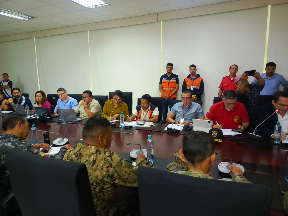 Riesgos_Ec's tweet photo. 📍 #ElOro 
 #Machala
Participamos en reunión de COE Provincial de El Oro, con el objetivo de coordinar y evaluar acciones de respuesta frente a la época lluviosa.

La jornada contó con la presencia del subsecretario Julio Celorio, quien lideró la articulación interinstitucional para fortalecer la preparación, prevención y atención oportuna de emergencias. 🌧️🤝