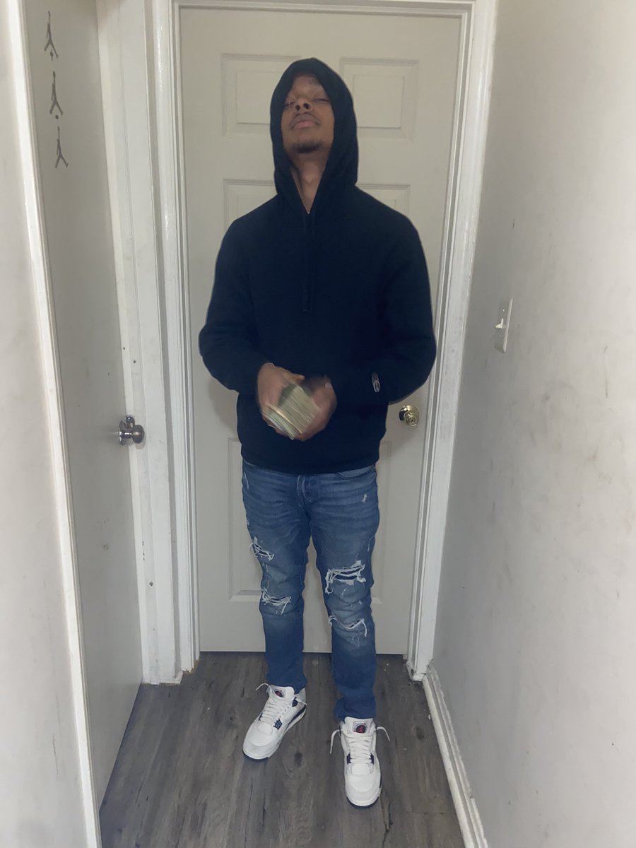 tayrxch's tweet photo. They treat a nicca bad when u ain’t got it I remember 🐐🖤 https://t.co/rLnqPjv4EH
