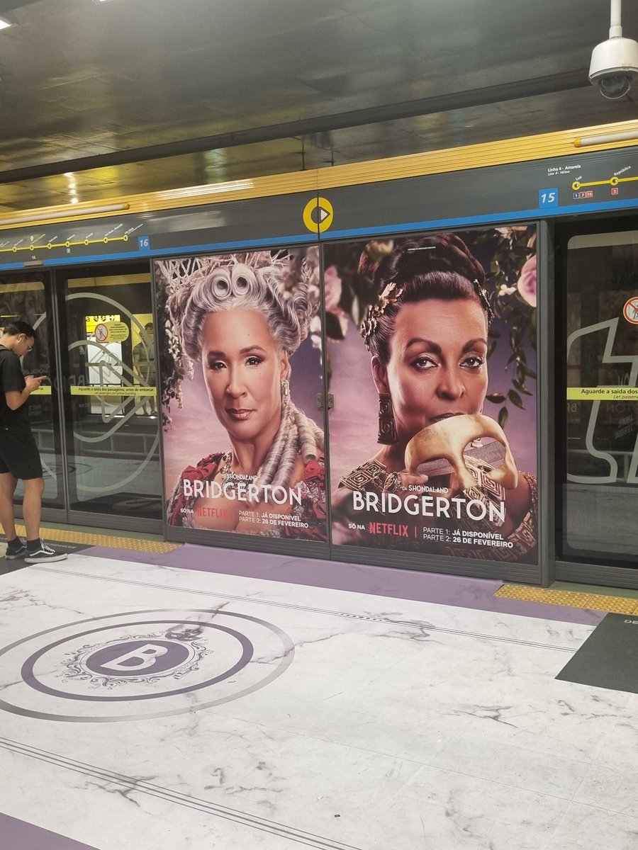 Hoje foi dia de visitar a ativação de <a href="/bridgerton/">Bridgerton</a> no metrô.  A <a href="/NetflixBrasil/">Netflix Brasil</a> arrasou nessa divulgação!
Infelizmente não consegui pegar as máscaras de brinde pq já tinham acabado mas ao menos consegui o leque, o cordão de celular e alguns adesivos.