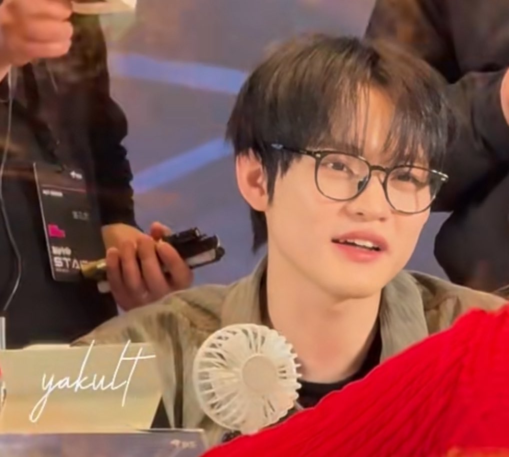 glasses always look so good on chenle 😵‍💫

xhslink.com/o/7zA2dCx48rw