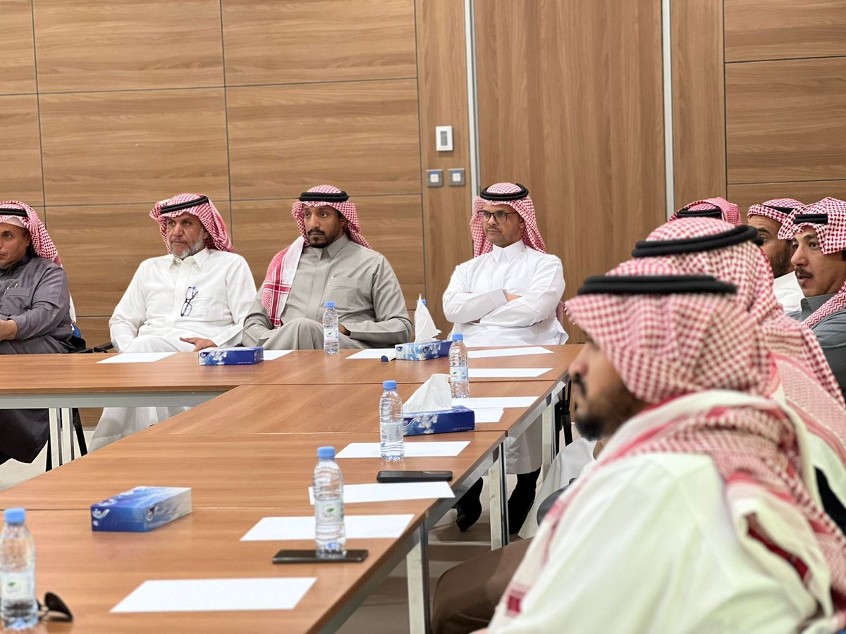 انطلاقاً من مسؤولية الجامعة المجتمعية، بدأ معهد الإدارة العامة تنفيذ أول برامجه التدريبية في مقر فرع #الكلية_التطبيقية بـ #حريملاء، والموجّهة إلى موظفي القطاع العام، وذلك في إطار تعزيز الشراكة المؤسسية، وتوسيع نطاق الاستفادة من البرامج التطويرية التي يقدمها المعهد لمنسوبي الجهات