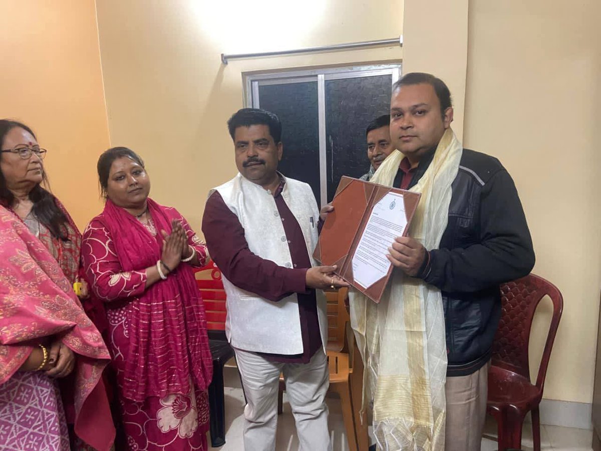 narayangoswamii's tweet photo. আজ অশোকনগর-পৌরসভা এলাকার বিশিষ্ট সমাজসেবী, শিক্ষক, চিকিৎসক সহ সমাজের বিভিন্ন গুণীজনদের হাতে মাননীয়া মুখ্যমন্ত্রী @MamataOfficial পক্ষ থেকে রাজ্য সরকারের গত ১৫ বছরের উন্নয়নের খতিয়ান 'উন্নয়নের পাঁচালি' তুলে দিলাম...
#AshoknagarAssembly
#UnnayanerPanchali https://t.co/ux6cIogG4z