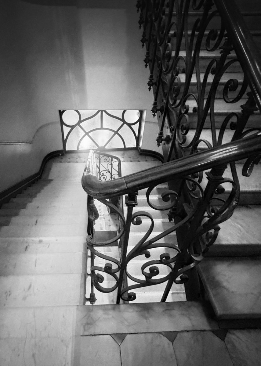 Alonein43672278's tweet image. #photography #blackandwhite #steps #railing #window #decorations