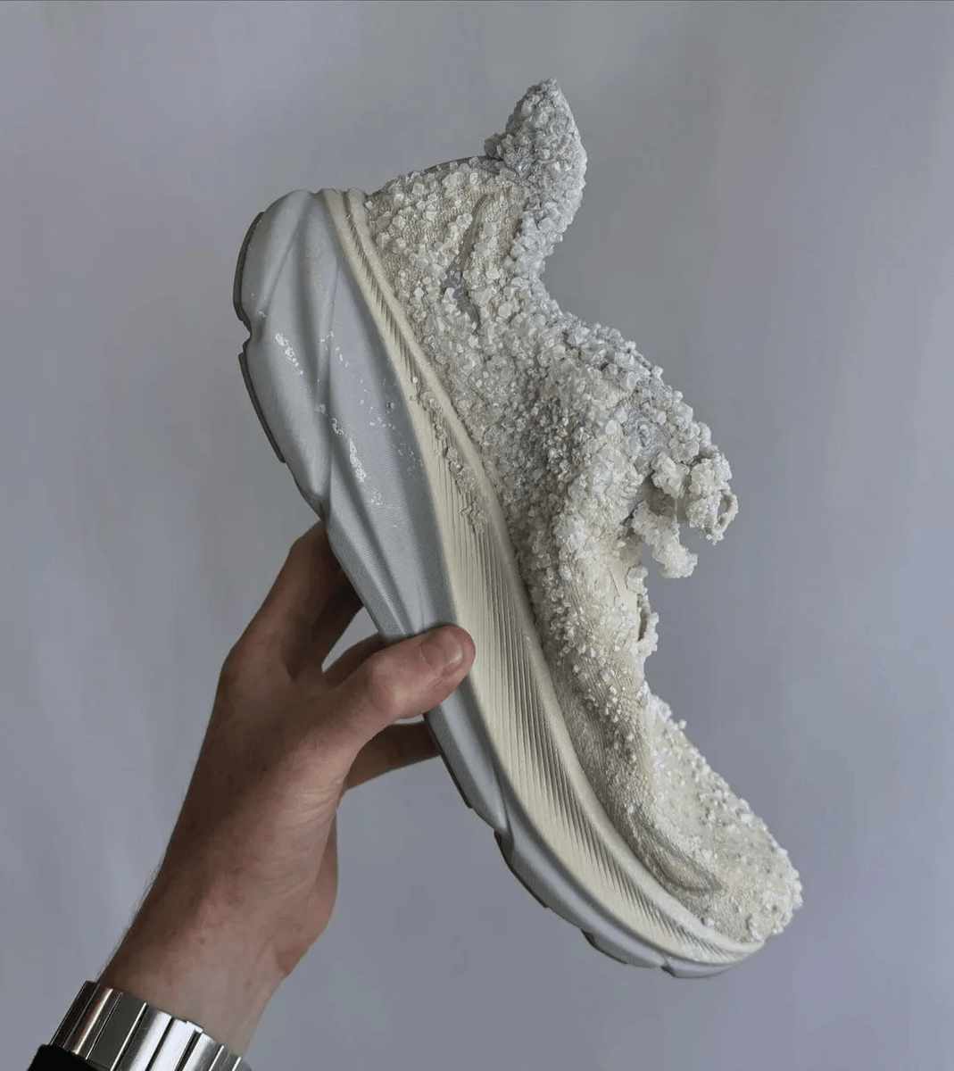 Atemiz4's tweet photo. Tried the new AR try-on feature—my shoes looked exactly like they fit my vibe before I bought!  #ARMagic #NewRetailVibe https://t.co/KSE0RgqHC5