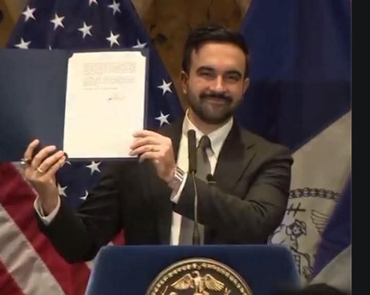 El nuevo alcalde de la ciudad de Nueva York acaba de firmar una orden ejecutiva para prohibirle a ICE ingresar a propiedades de la ciudad de Nueva York sin una orden judicial 👏 Me parece excelente espero más alcaldes hagan lo mismo para proteger a su gente ❤️
Via. Emilio Delgado
