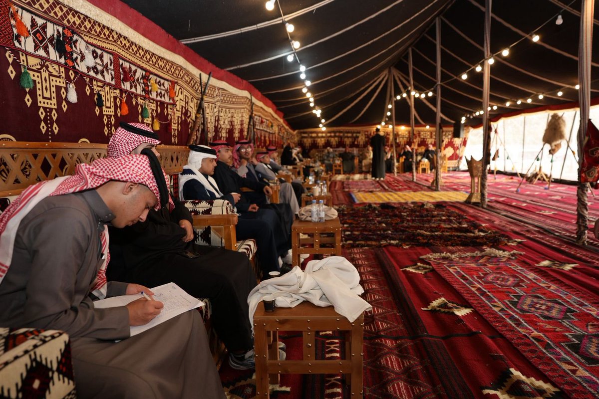 #جلسة_حوارية |

نفذت #غرفة_الشمالية ممثلةً في بيت أعمال الشمالية جلسة حوارية بعنوان «القانون والإعلام في خدمة المسؤولية الاجتماعية»، والتي تناولت أهمية المسؤولية في الإعلام، والجانب القانوني للعمل الإعلامي، ودور الإعلام في تعزيز المسؤولية الاجتماعية وترسيخ الوعي المجتمعي ودعم