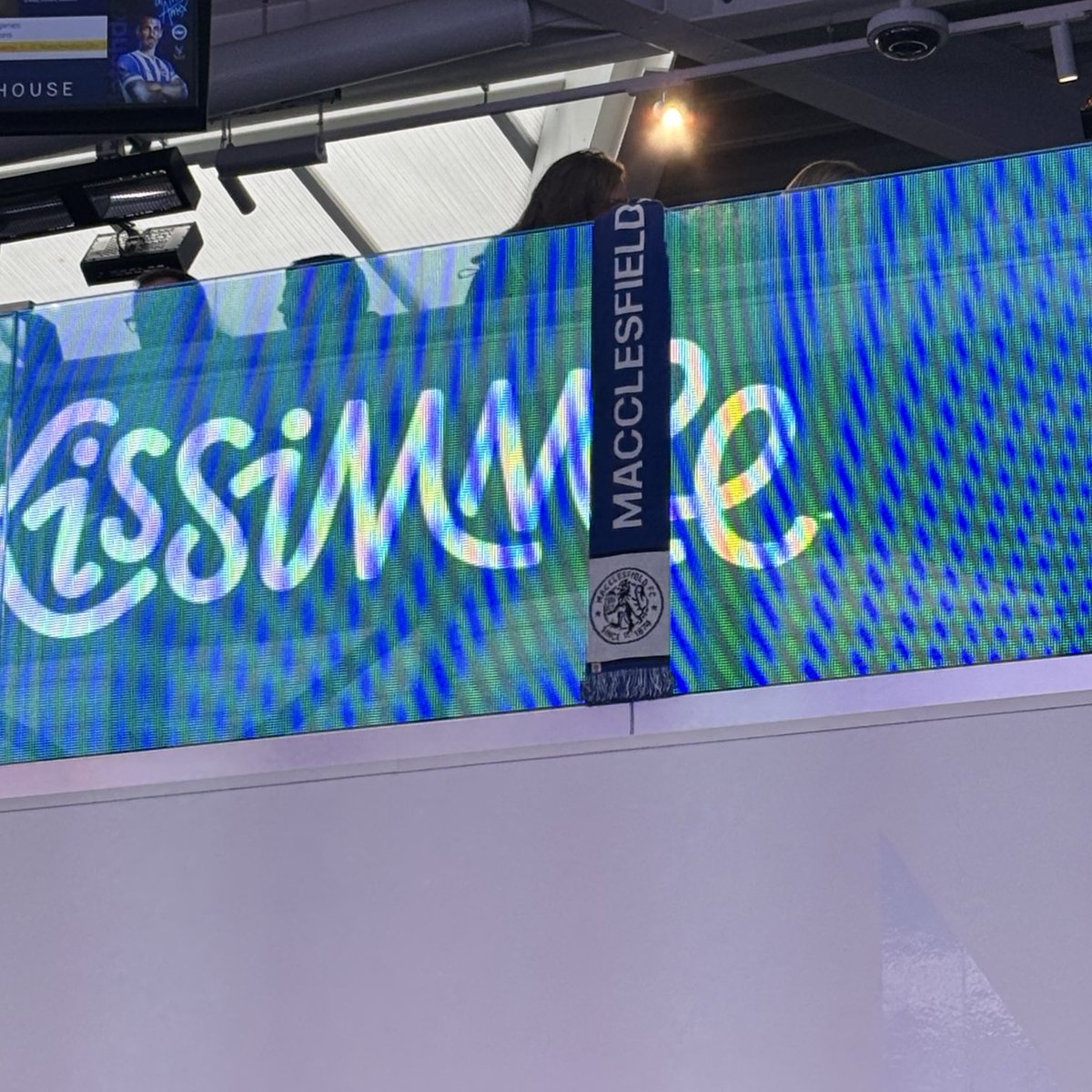 Brighton fans hung a Macclesfield scarf to taunt arch-rivals Crystal Palace 😆

They went on to lose 1-0 😭 

📸 <a href="/ZanqeeBHAFC/">Welé 🏴󠁧󠁢󠁥󠁮󠁧󠁿🇬🇲🐐</a>