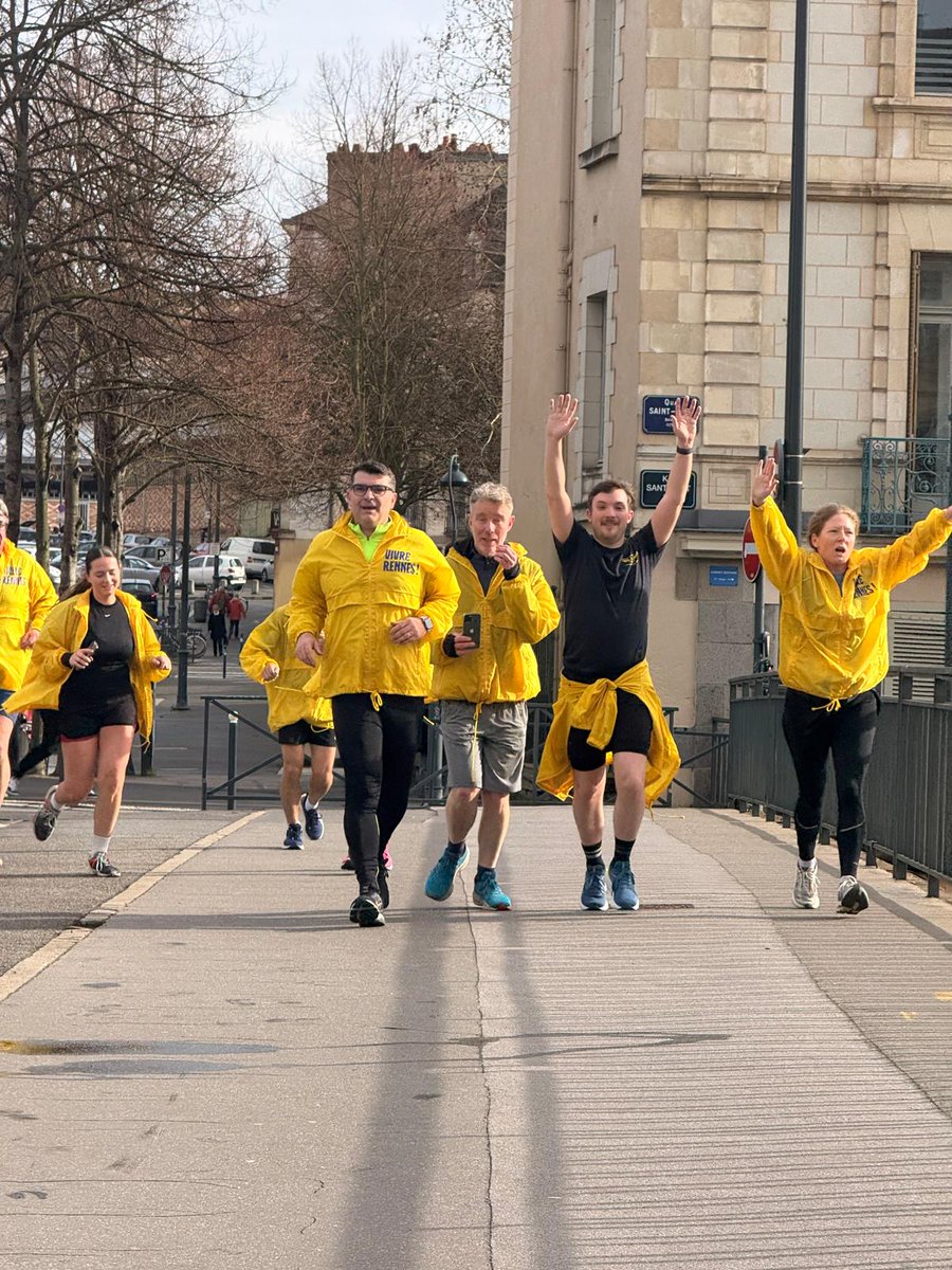 #Municipales #Rennes #PolitiqueLocale #Campagne #RunningPolitique #JauneCitron Petit matin dominical à Rennes : des joggeurs en jaune, un candidat en tête, la politique qui transpire sur l’asphalte.  La campagne est lancée… au pas de course. rennes-infos-autrement.fr/compagnon-dans…