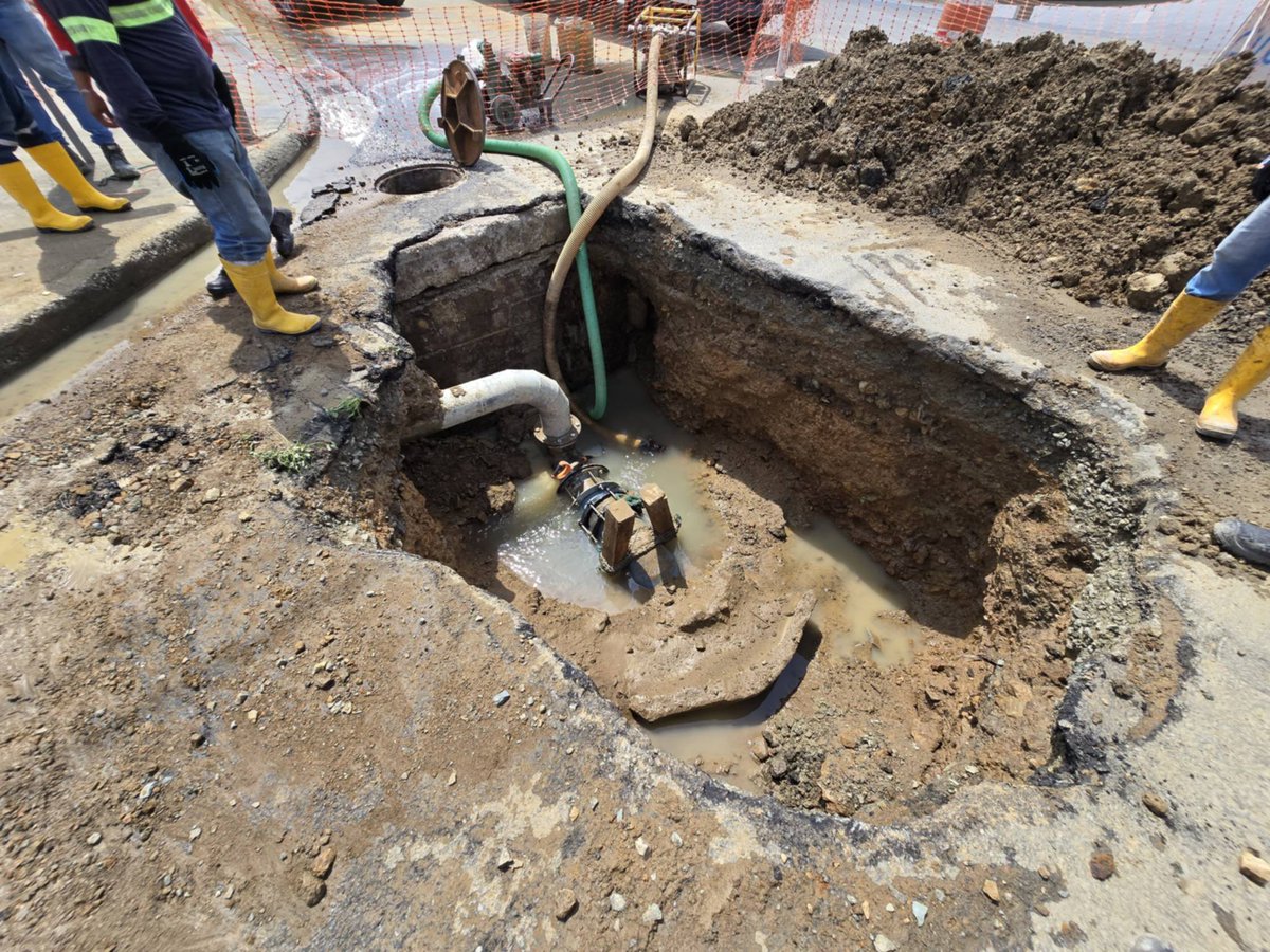 interagua's tweet photo. 📢 Avances | #InteraguaInforma #TrabajoProgramado
Continúan los trabajos en la Av. 25 de Julio y Mi Lote como parte de las acciones planificadas para fortalecer el sistema de agua potable. De forma paralela, se mantiene el abastecimiento alternativo mediante tanqueros a instituciones especiales, garantizando su atención prioritaria:
📌 Medilink Sur

📌 Hospital de Guayaquil
📌 Hospital del Guasmo Sur
Estas acciones permiten optimizar la operación y fortalecer la continuidad del servicio para la ciudad. 🚧