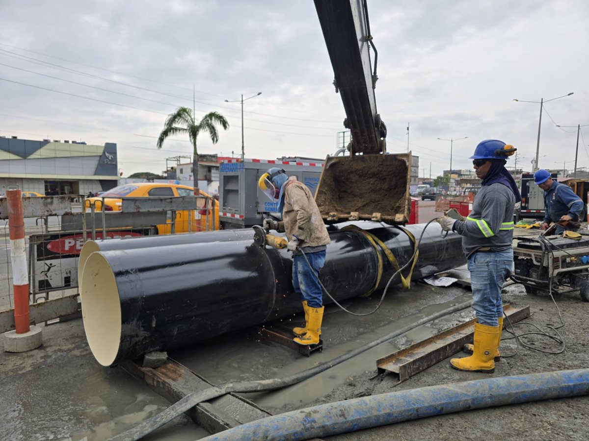 interagua's tweet photo. 📢 Avances | #InteraguaInforma #TrabajoProgramado
Continúan los trabajos en la Av. 25 de Julio y Mi Lote como parte de las acciones planificadas para fortalecer el sistema de agua potable. De forma paralela, se mantiene el abastecimiento alternativo mediante tanqueros a instituciones especiales, garantizando su atención prioritaria:
📌 Medilink Sur

📌 Hospital de Guayaquil
📌 Hospital del Guasmo Sur
Estas acciones permiten optimizar la operación y fortalecer la continuidad del servicio para la ciudad. 🚧