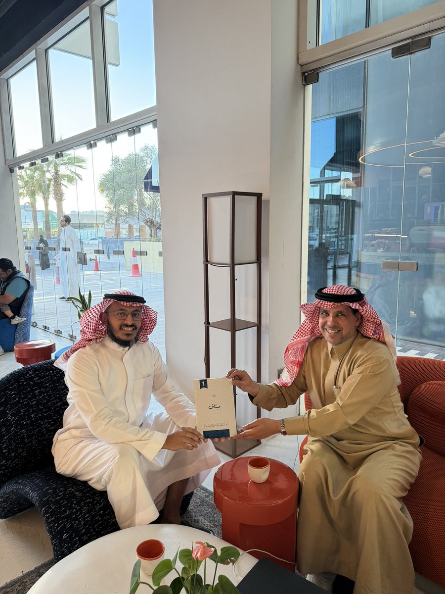 DrIbrahimG's tweet photo. تشرفت عصر اليوم بزيارة كريمة أكرمني بها بكل وفاء وفضل طالبي السابق الذي تشرفت بتدريسه قبل نحو 18 عاما فضيلة الشيخ المبارك سليمان بن إبراهيم العحاجي المطور العقاري والرجل القانوني @aboIbrahim1000 سلمه الله
شكرا أ. سليمان على قبولكم ديواني الشعري الأول #ديوان_ميثاق https://t.co/AAwZTzXS9j