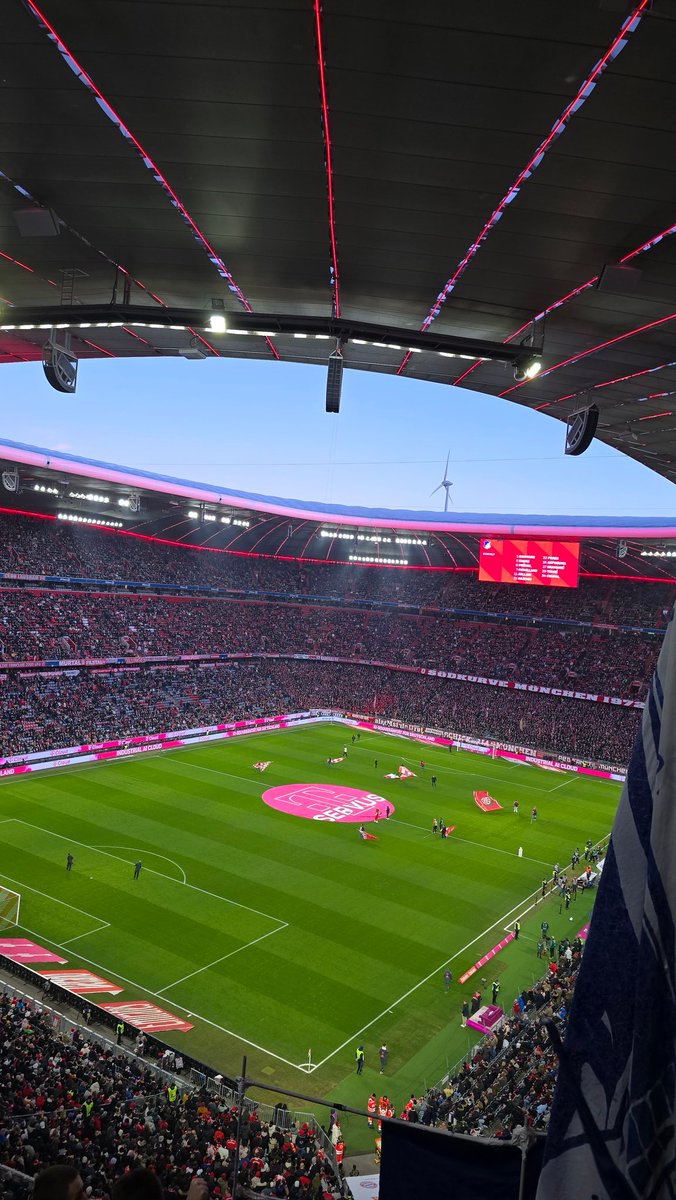 J0onasch's tweet photo. Gästeblock unter dem Dach ist so eine brutale small dick energy 🤏🏽 #FCBTSG https://t.co/YSZC5rWFiW