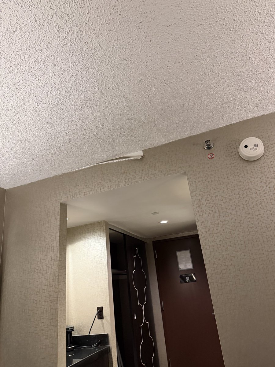 teamrichdollaz's tweet photo. I stayed at the @TropicanaAC the worse experience never again here’s a few pictures very unprofessional staff the first 2 days room didn’t get cleaned I had to go to the housekeeper it was just bad do better  it was nice years ago @TropicanaAC https://t.co/aCGGbn7AzG