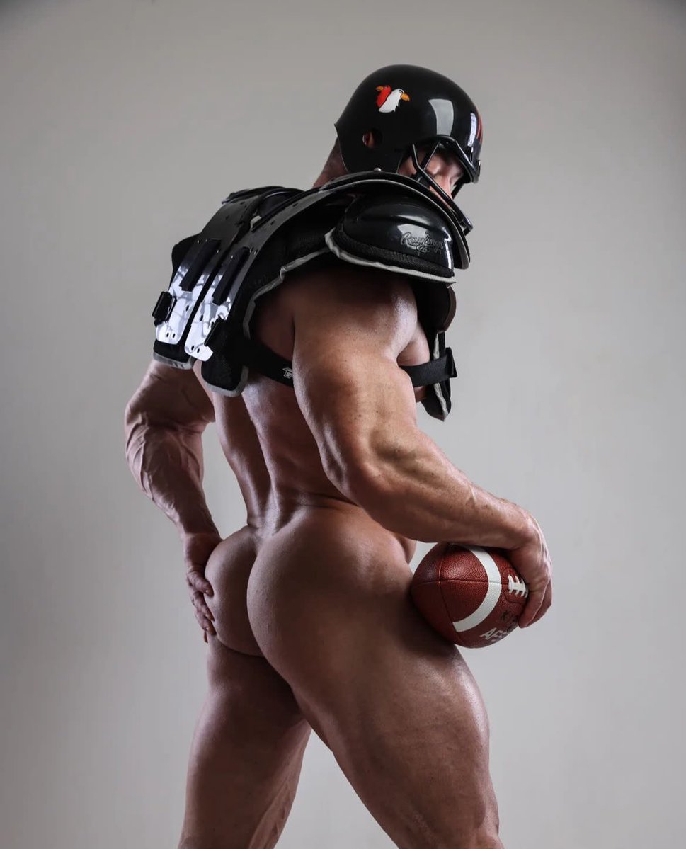 Wanna play ball? 🏈 its #SuperBowl    Sunday let's celebrate with hunky men and their balls! enjoy &amp; share 💋❤️🇺🇸 <a href="/eddieboiii_x/">Eddie</a> ❤️