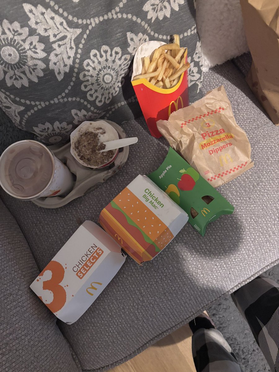 ljlemon90's tweet photo. Just had a refund request declined by @JustEatUK which apparently was looked into twice. Not sure how they think the items received match up to the items on the order. Worst customer service ever.  #disgusted https://t.co/abjgxWL7oS