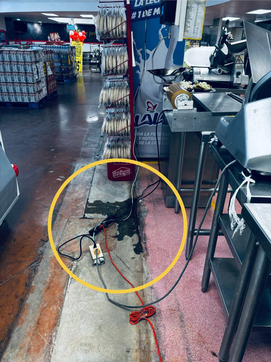 garo5491's tweet photo. @TiendaSoriana hola buenos días 
Soriana Tula Hidalgo,  zona de embutidos. ⚠️⚠️ ATENCIÓN departamento de mantenimiento⚠️⚠️ no pongan en riesgo a sus colaboradores de esta forma  🙅🏻‍♂️🙅🏻‍♂️🙅🏻‍♂️ https://t.co/99usdNi45W