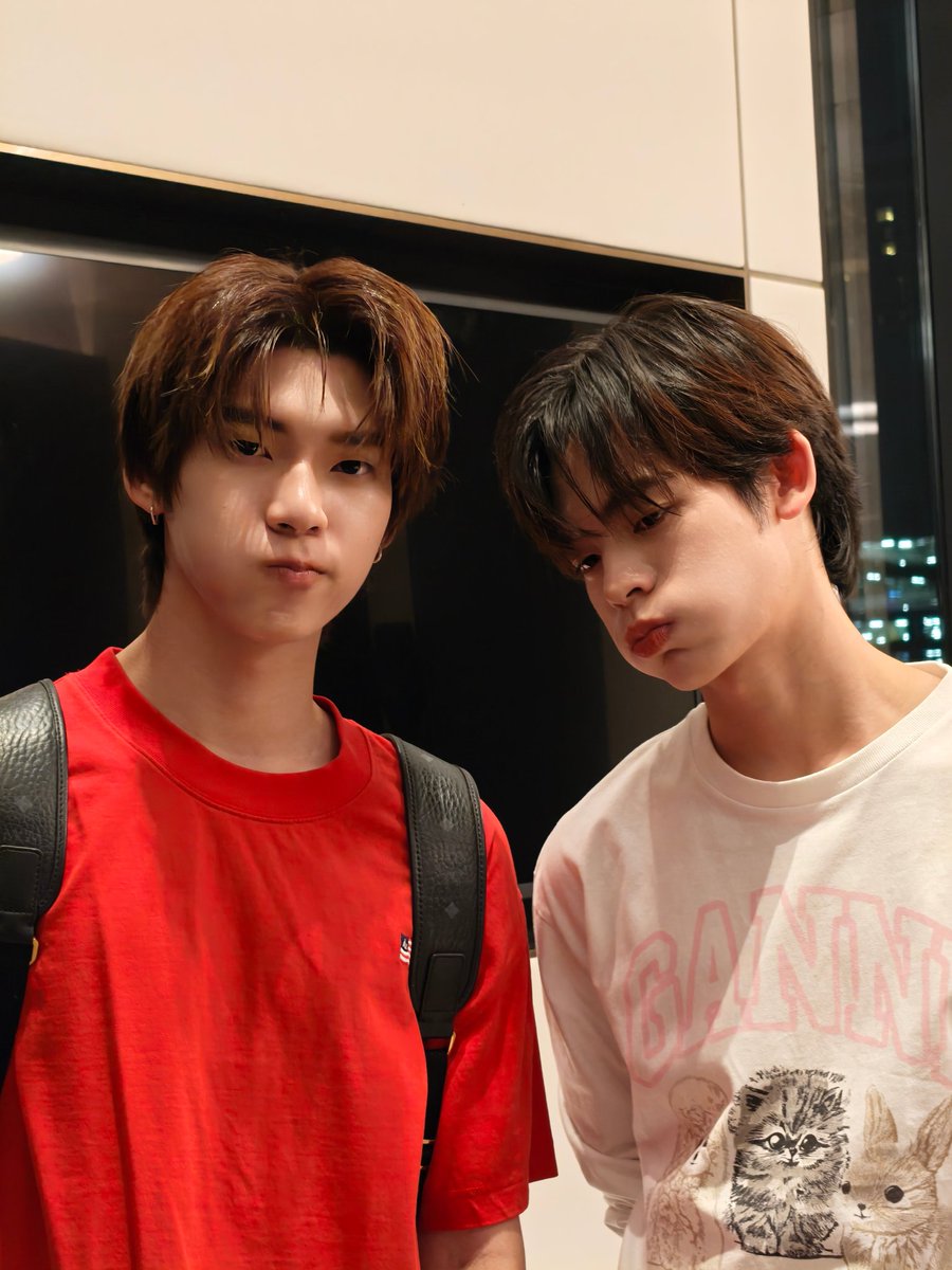 nakanisnakan's tweet photo. หมาเด้งกับปิ๊ปอุ้ยอ้าย~

#TeeTeePorMGPreValentineDay https://t.co/rBvC8mxSQI
