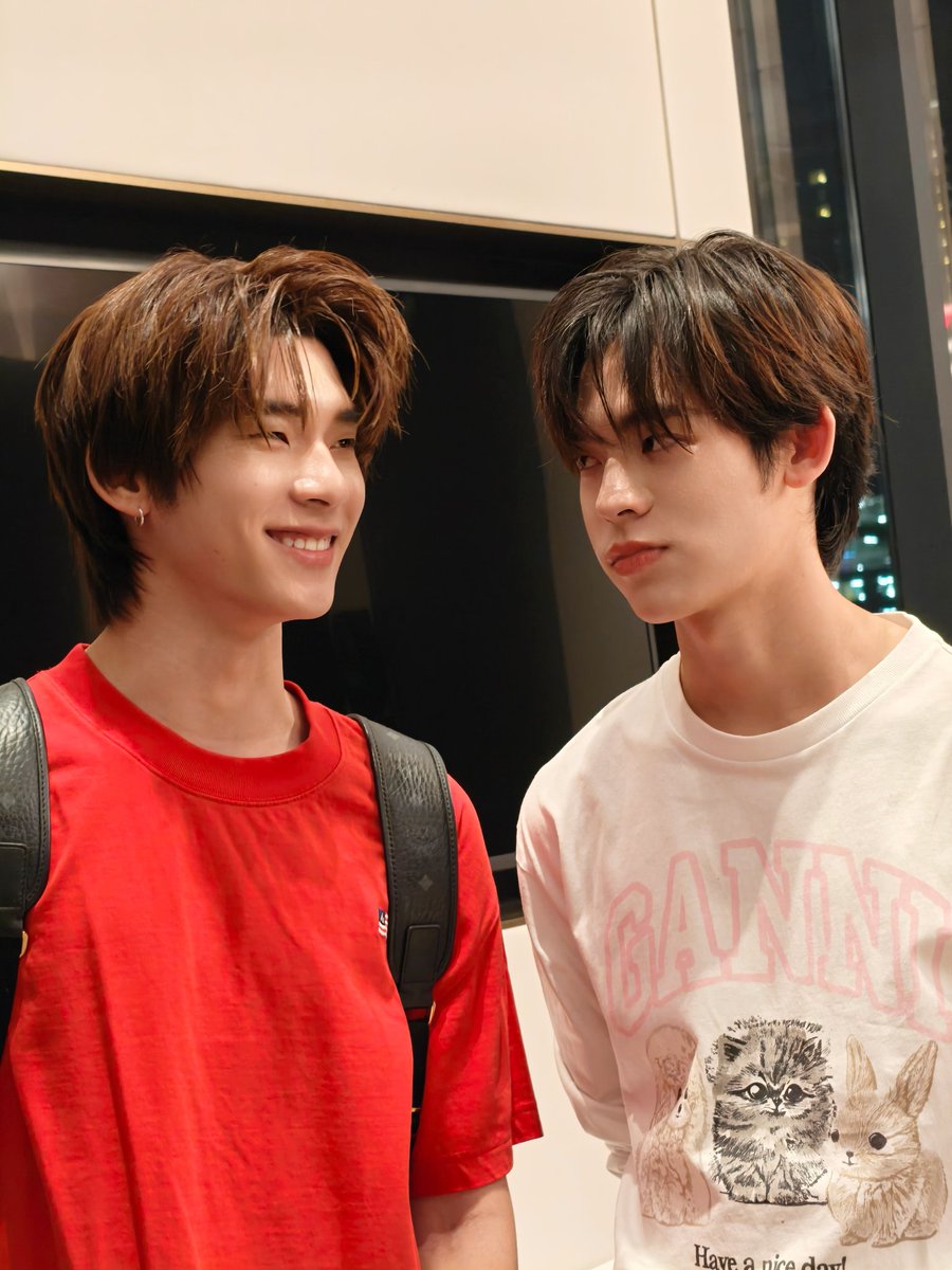 nakanisnakan's tweet photo. หมาเด้งกับปิ๊ปอุ้ยอ้าย~

#TeeTeePorMGPreValentineDay https://t.co/rBvC8mxSQI