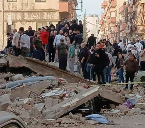 samygemayel's tweet photo. الأبنية المهددة في طرابلس معروفة والحلول لا تحتاج الى عبقرية.
ليسكت كل الكلام، وليبدأ العمل غداً صباحاً، لا بل الآن...
كل التضامن مع العائلات المنكوبة والتعازي الحارة لمن فقد عزيزاً!

#المبنى_المنهار #طرابلس https://t.co/K6iCOz7x9M