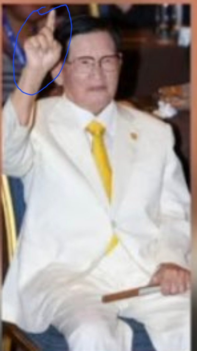 신천지 이만희의 We Are One.
우리는 하나다?
물론 검지를 위로 올리는 제스처를 했다고 해서 이 사람들이 다 신천지 거나 신천지와 연관이 있다고 말하는 것은 아니다.
하나를 표현하기 위해 연설도중 그랬을 수도 있다.