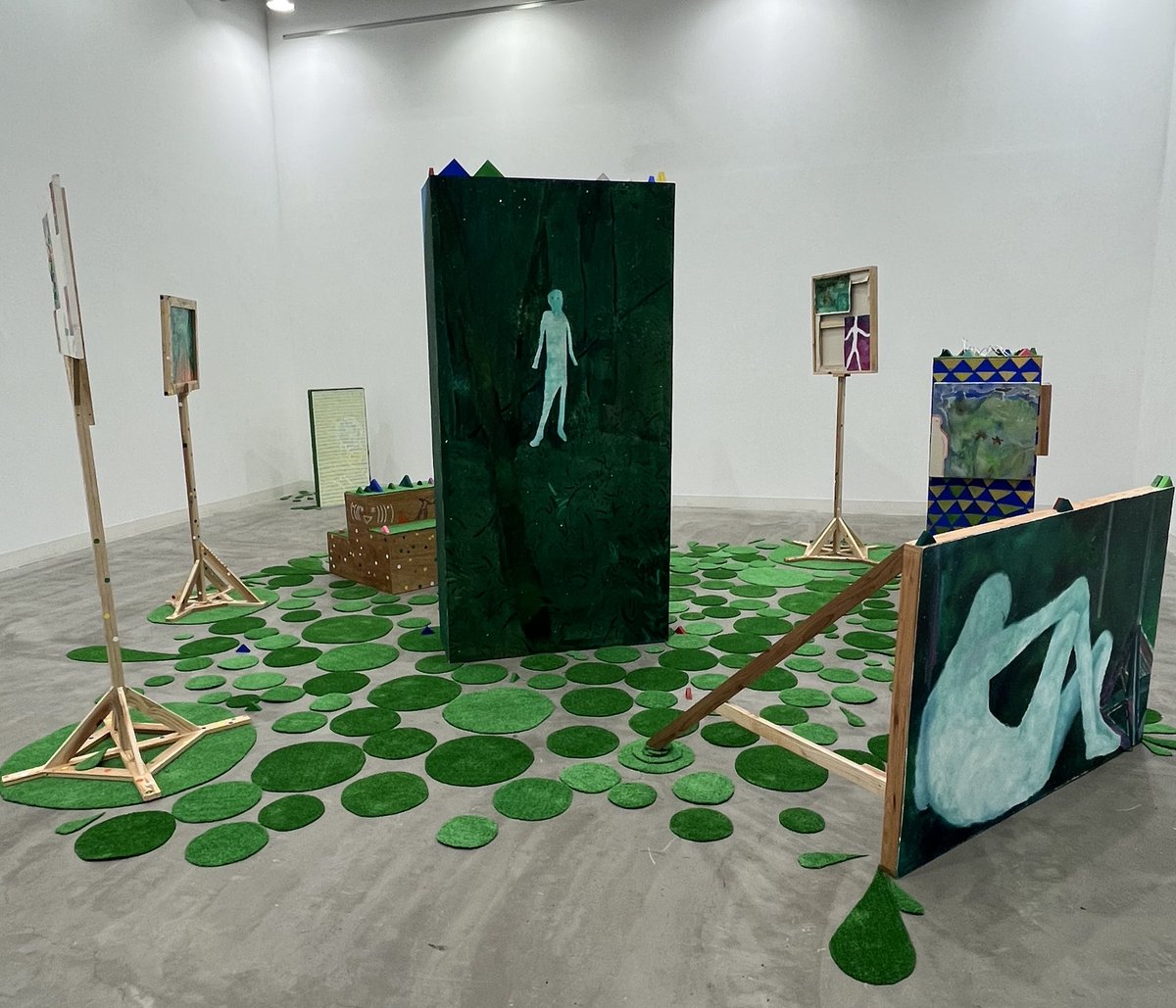 新山千尋 《exist(((o(*ﾟ▽ﾟ*)o)))》
どの角度からでも顔、人が見える。
作品としての完成度も高い。
絵は自由に描いていいのだと思い知らされる作品。彼の見たもの空間が作品に引用されている
私以外にも鑑賞者がいたがみんなぐるぐる回りながら見ていて(((o(*ﾟ▽ﾟ*)o)))本当にこんな感じにみえた