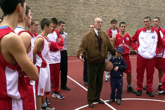 На данашњи дан прије 103 године рођен је ТВОРАЦ СРПСКЕ КОШАРКЕ Небојша Поповић.