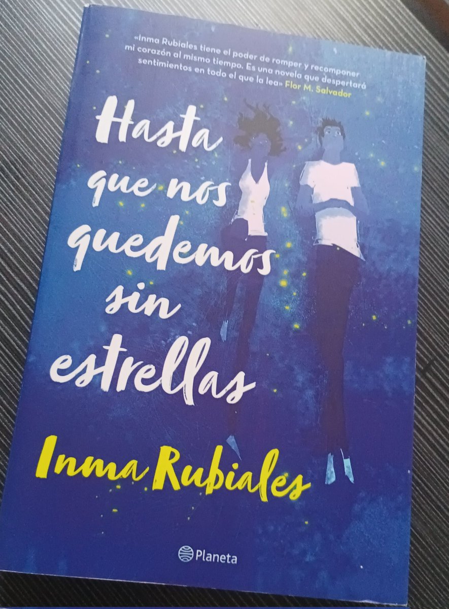 Xephinaa's tweet photo. Que maravilloso 😊 tengo el libro que tanto quería leer, mi novio me lo regaló para la navidad y ahora en las vacaciones me lo estoy leyendo a gusto💕 https://t.co/uphEQIxSZv