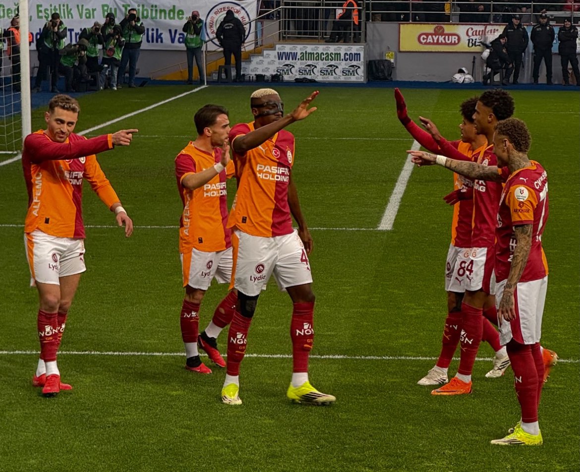 BİRBİRİNİ GÖSTEREN SPIDERMANLER