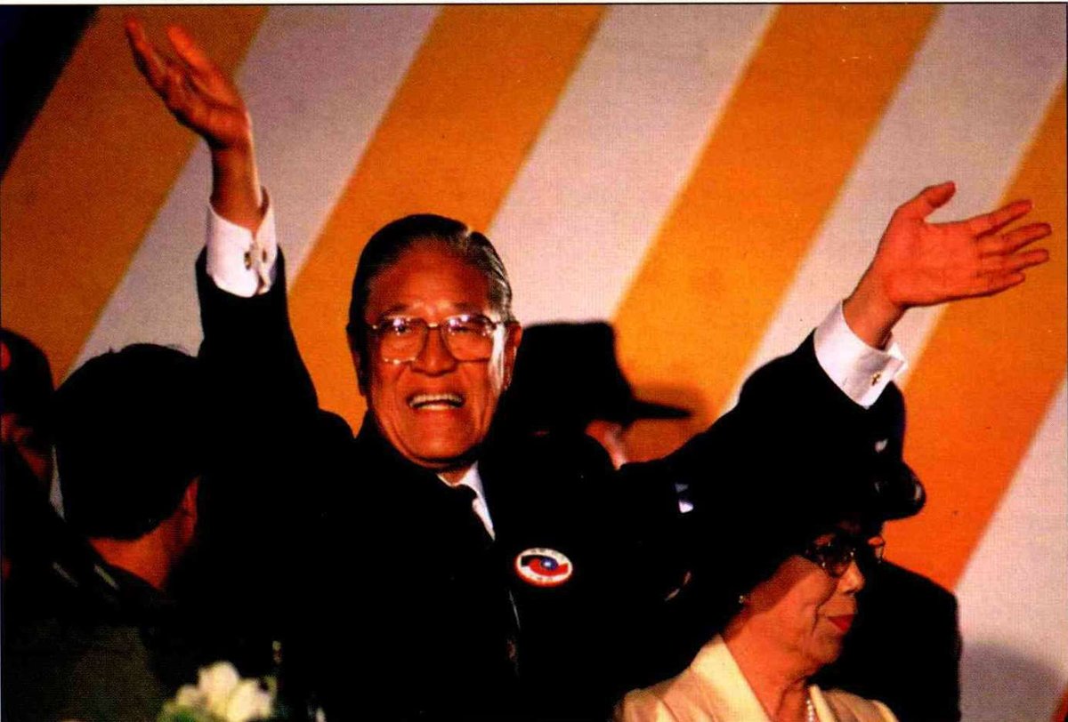 Freedominc20631's tweet photo. 三十年前，1996年。那时候我们还相信导弹能解决选票。几枚东风往海里一砸，本意是想吓得岛上的人民改弦更张，结果倒好，这动静直接成了李登辉的免费政治背景音乐。大家本来还在犹豫投谁，一看这架势：哟，对面急了，那说明李登辉做对了。那一年的选票，与其说是投给李登辉，不如说是投给那几枚溅起的水花。

转眼到了2026年，历史这老小子记性不太好，居然又玩了出复刻版。高市早苗在那儿讲鹰派逻辑，原本温和派的选民还在那儿算经济账，结果咱们的演习又按时杀青了。军舰一绕，导弹一划，直接把自民党让自民党获得历史性的胜利。

这哪是演习啊，这简直是；感动亚洲十大最佳助选服务。如果你恨一个人，你就去帮他骂街，如果你想让对手赢，你就站在他家门口秀肌肉。这种“反向带货”的能力，连最顶级的直播带货博主都得直呼内行。

很多人奇怪，堂堂大国，为什么总在同一个坑里蹦迪？

因为在我们的逻辑里，说话不叫沟通，叫示威。我们不习惯用谈判桌上的分寸去赢得尊重，我们习惯用嗓门的大小去震慑四方。这种逻辑是典型的“巨婴审美”，只要我哭得够响，奶粉就得给我；只要我拳头攥得够紧，全世界就得听我的。

当一个系统习惯了用“不服就干”来掩盖“理屈词穷”，它就丧失了捕捉文明信号的能力。它不明白：在这个文明世界里，力量的最高境界是克制，而不是宣泄。

不管是1996年的导弹，还是2026年的演习，本质上都是一种；外交上的阳痿，军事上的早泄。因为搞不定复杂的政治博弈，所以选择了最不动脑子的暴力展示。

这种行为不仅送助攻，更是在透支国家的信用。它告诉世界；我除了这把子力气，其实对文明规则一窍不通。