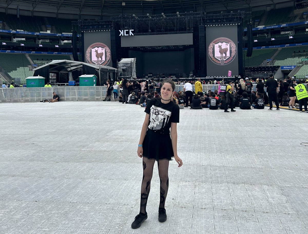 isabelameche's tweet photo. Ainda em choque. My Chemical Romance ñ é só uma banda:é uma ideia💁‍♀️
Fizeram parte de quase tda minha vida (17 anos). Me deram abrigo, força, motivos pra ser eu. Conheci gente mt importante para mim.
Qnd acabou, me acabei e quando voltou me acabei. Foi um show dos sonhos🖤 https://t.co/UFc09xlxE0